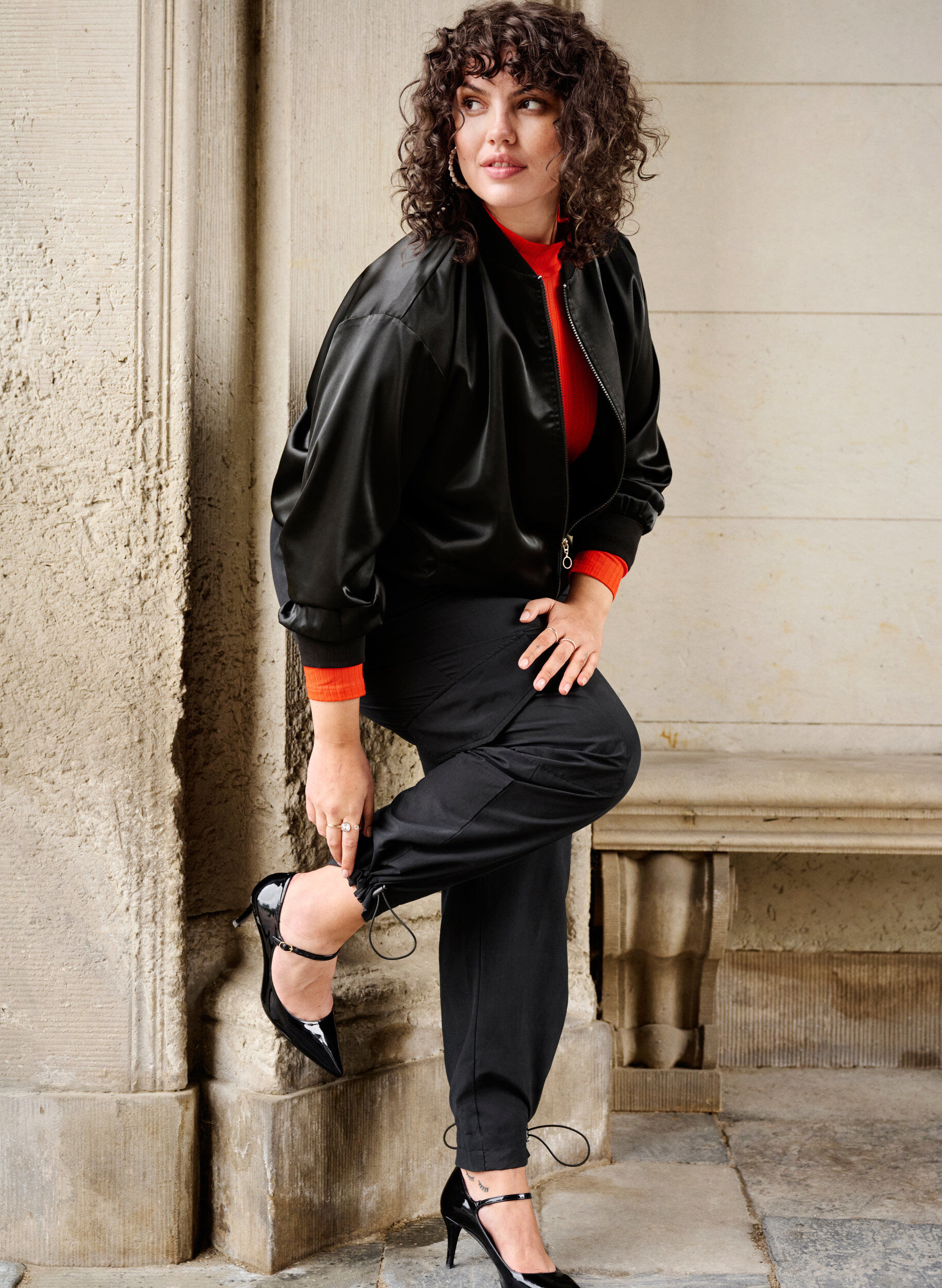 Zizzi Cropped cargobroek met verstelbare elastiek, Black, Image image number 1