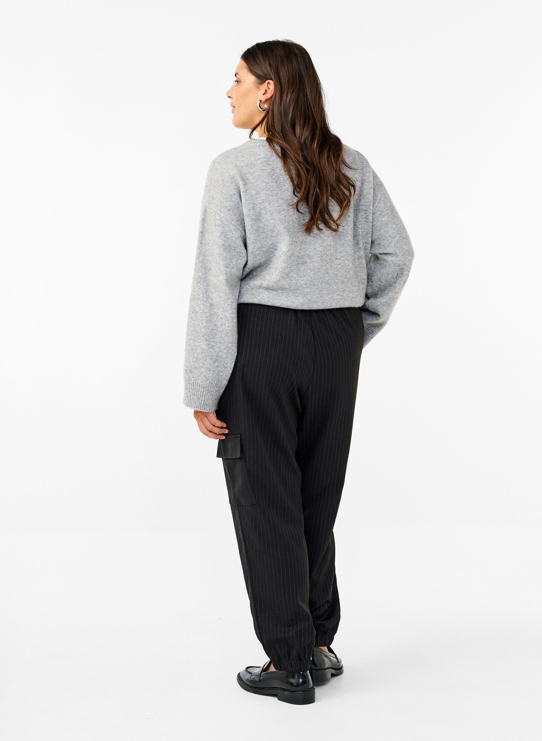Zizzi Broek met cargozakken en een elastische taille, Zwart, Model image number 1