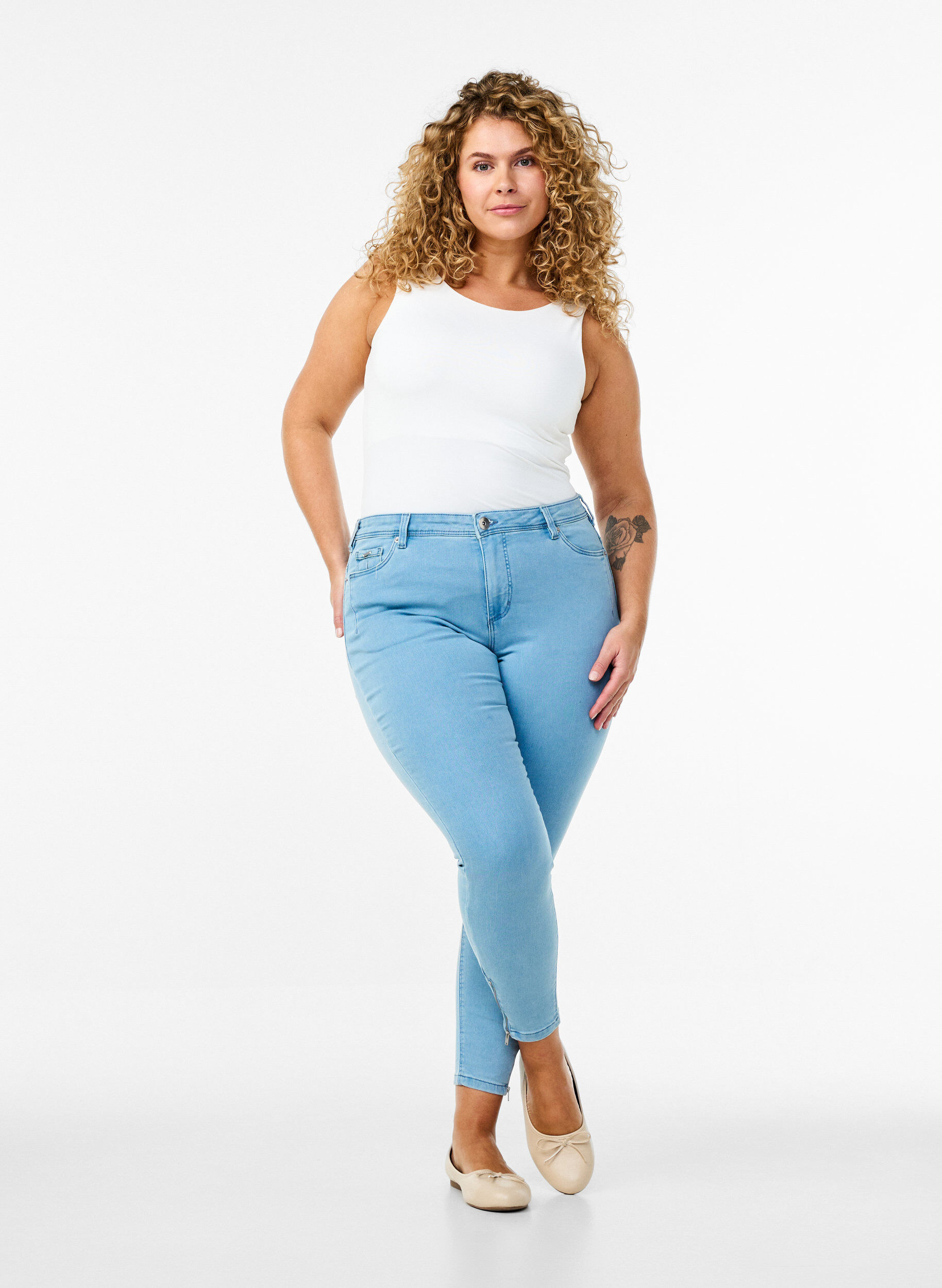 Zizzi Gecropte Amy jeans met ritssluiting details, Blauw, Model image number 0