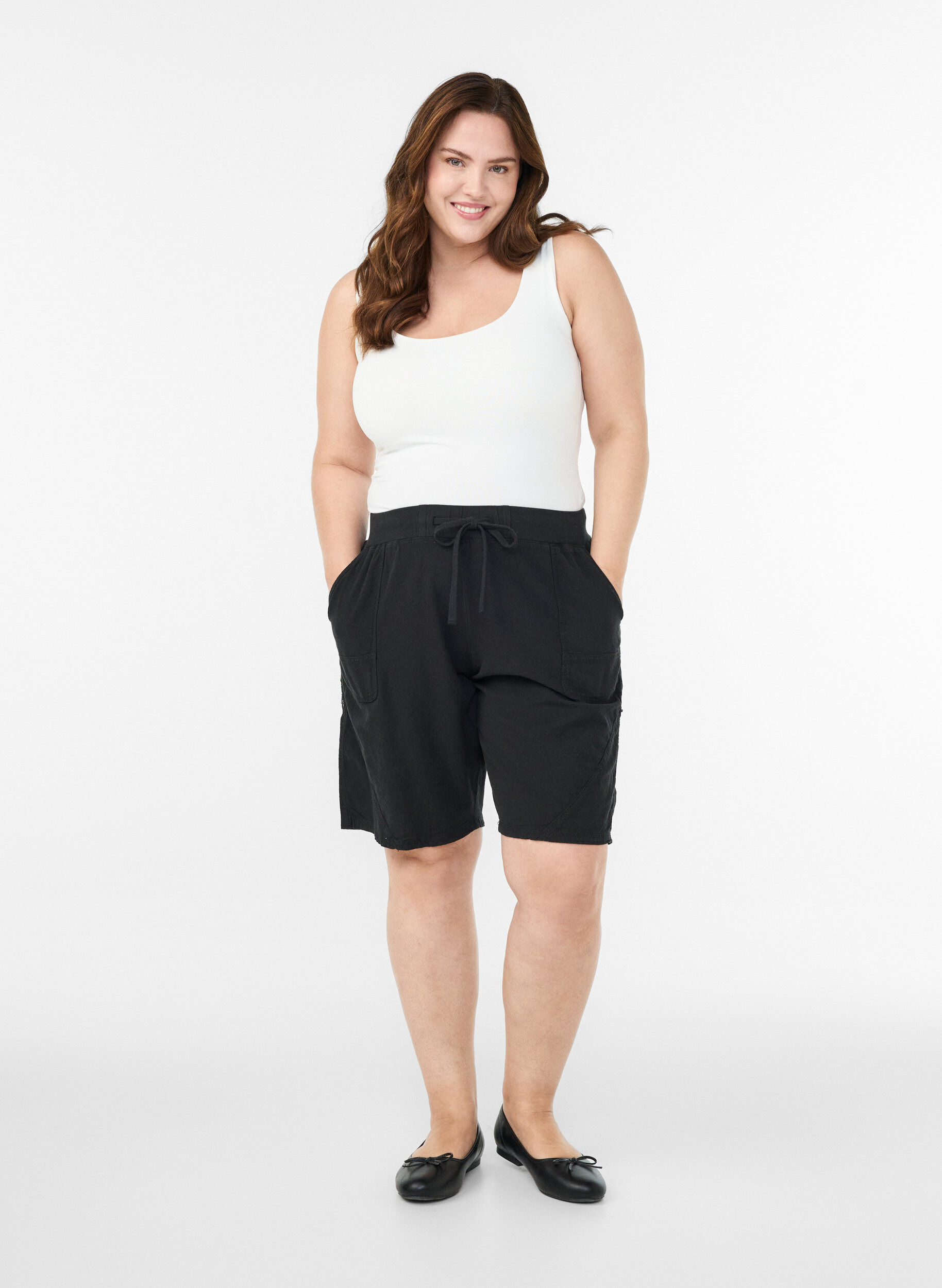 Zizzi Losse katoenen short met zakken, Zwart, Model image number 1