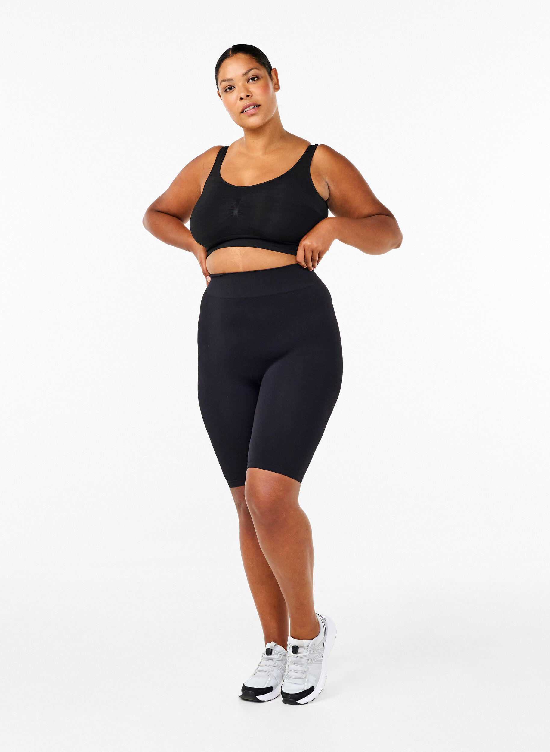 ZizziNaadloos fietsshortje, Zwart, Model image number 1