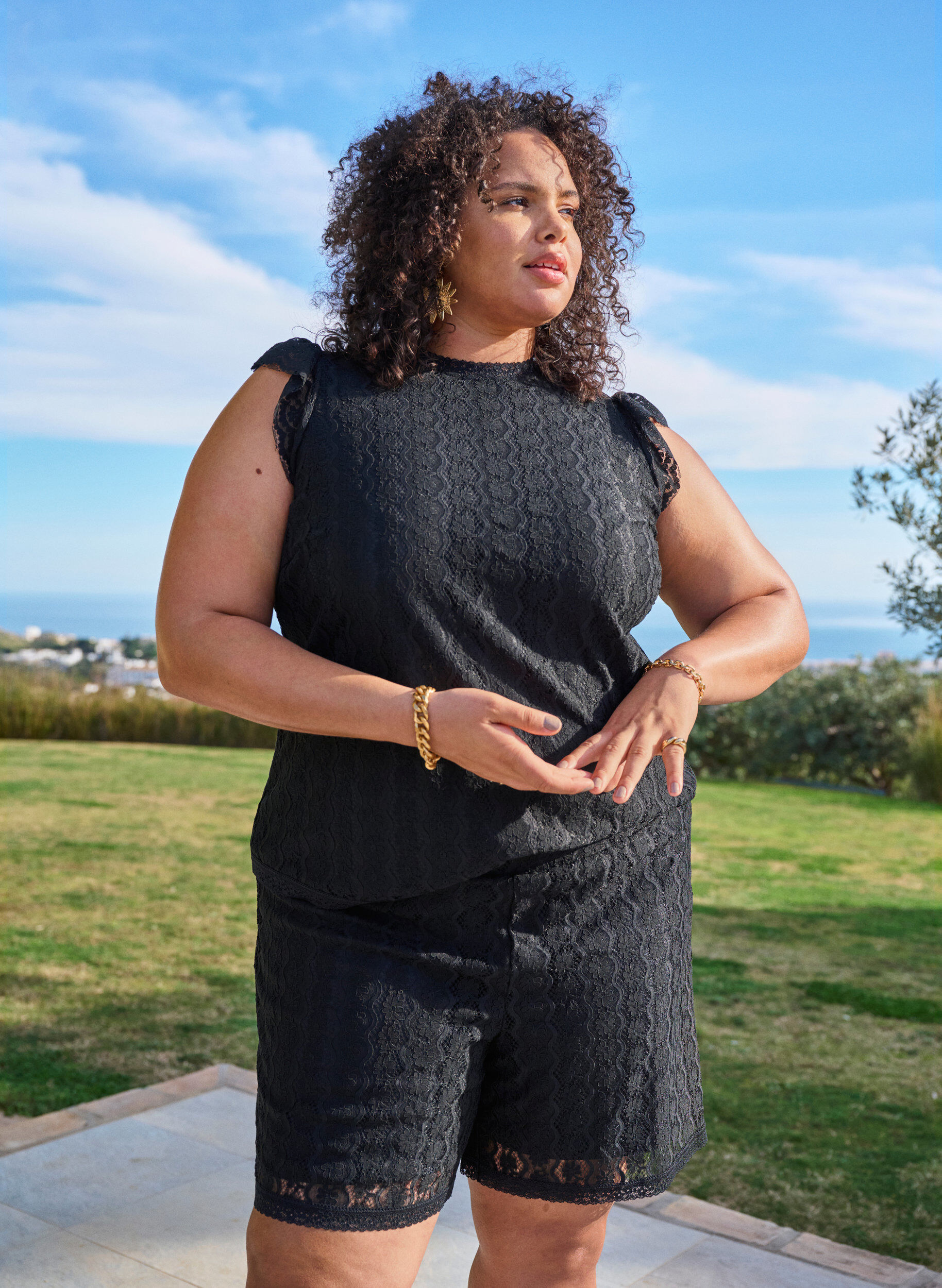 Zizzi Hoog getailleerde kanten short, Zwart, Image image number 0