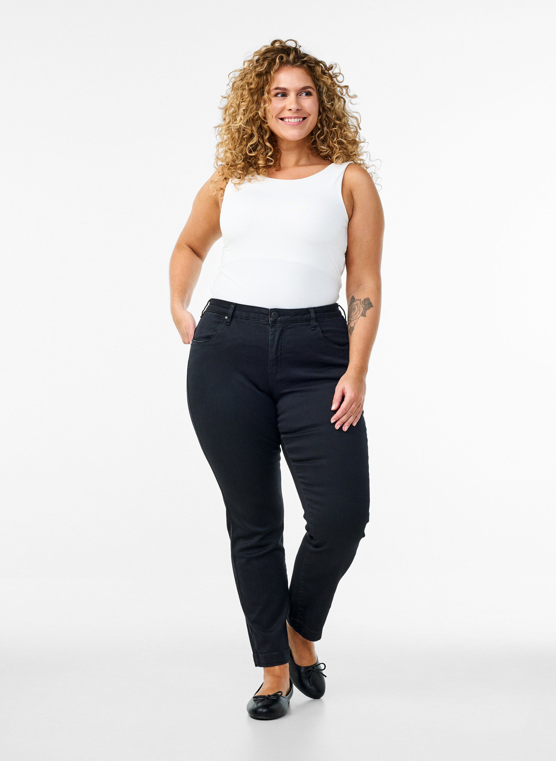 Slim fit Emily jeans met normale taille, Zwart, Model