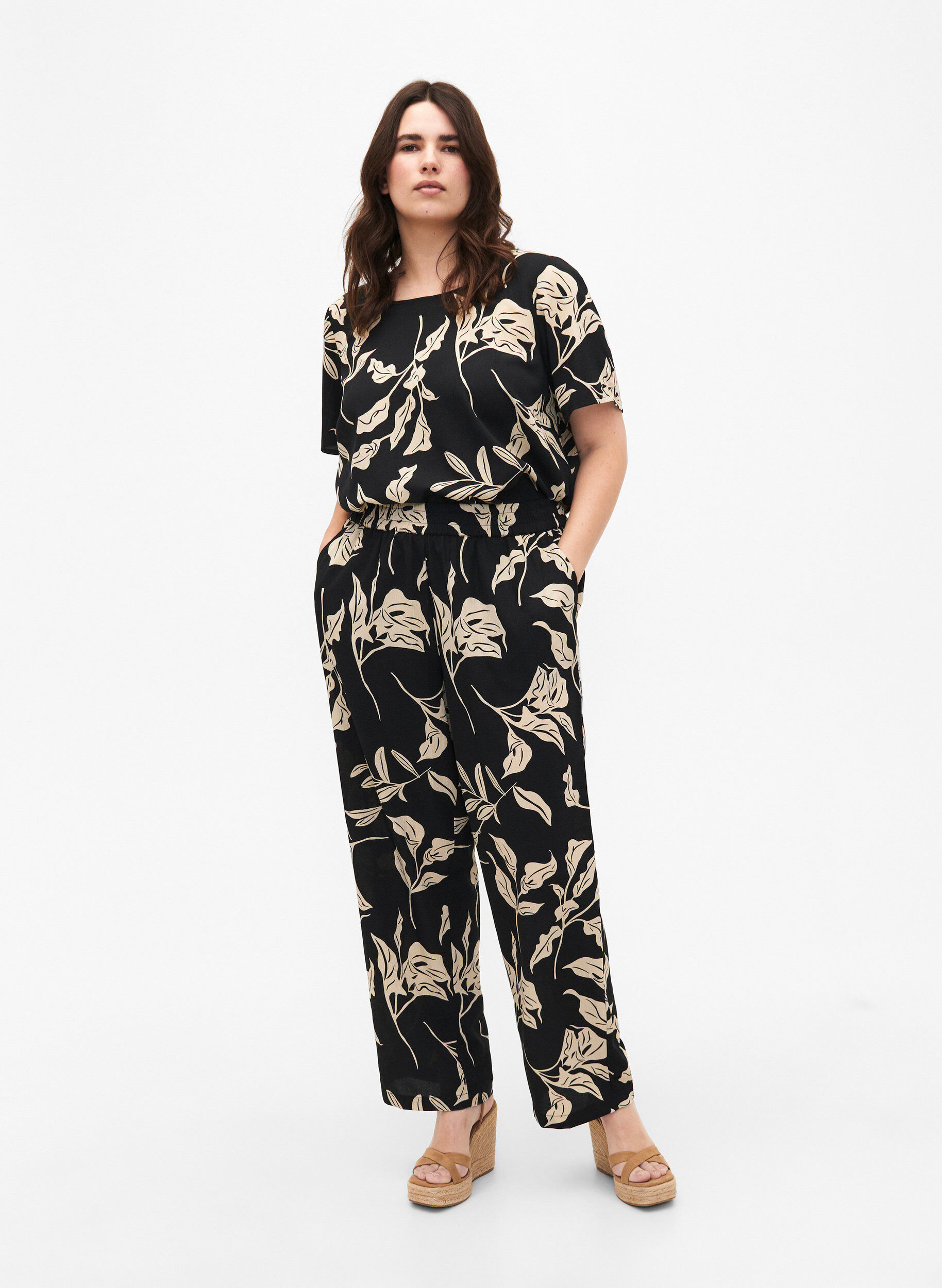 Zizzi FLASH - Broek met print en zakken, Black Off White Fl., Model image number 0