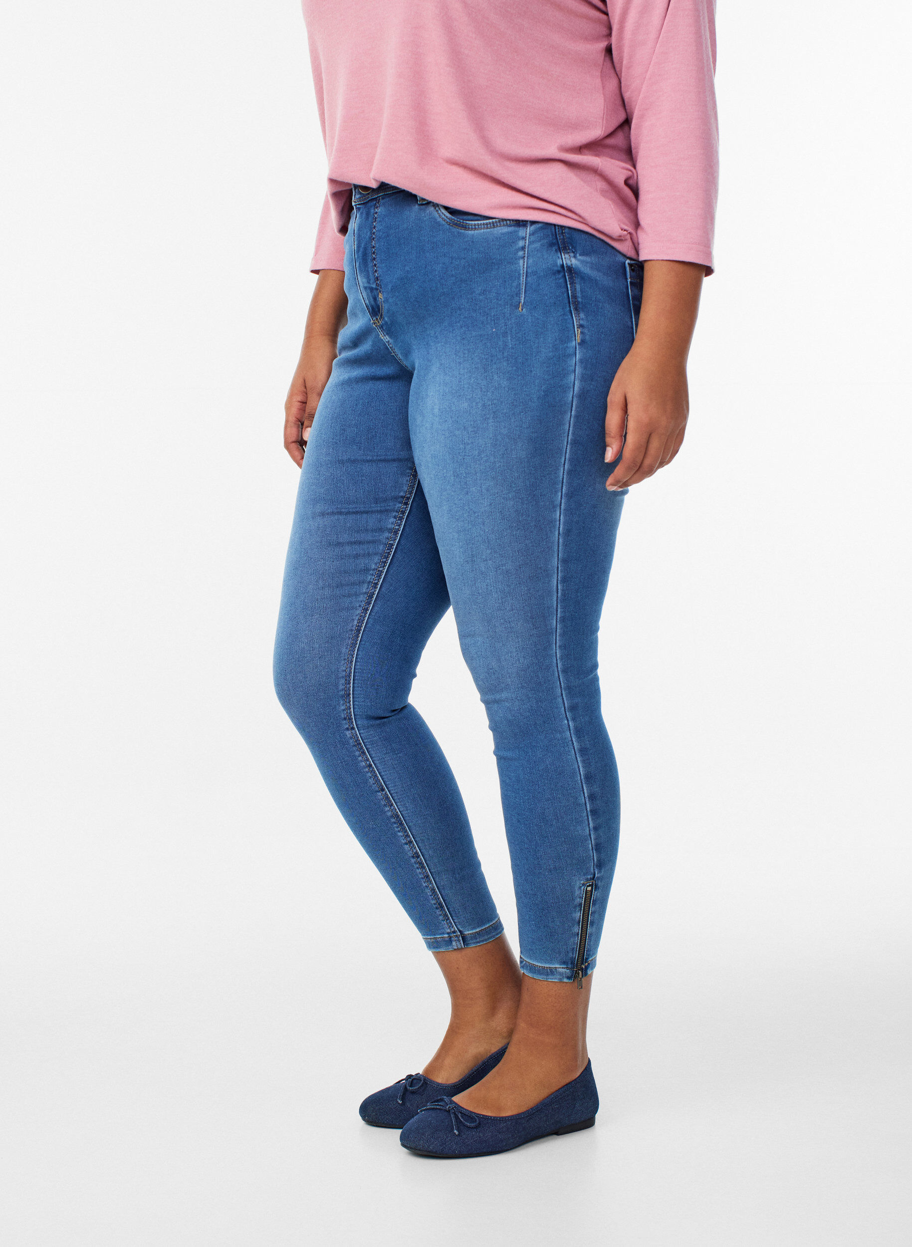 Zizzi Gecropte Amy jeans met ritssluiting details, Blauw, Model image number 2