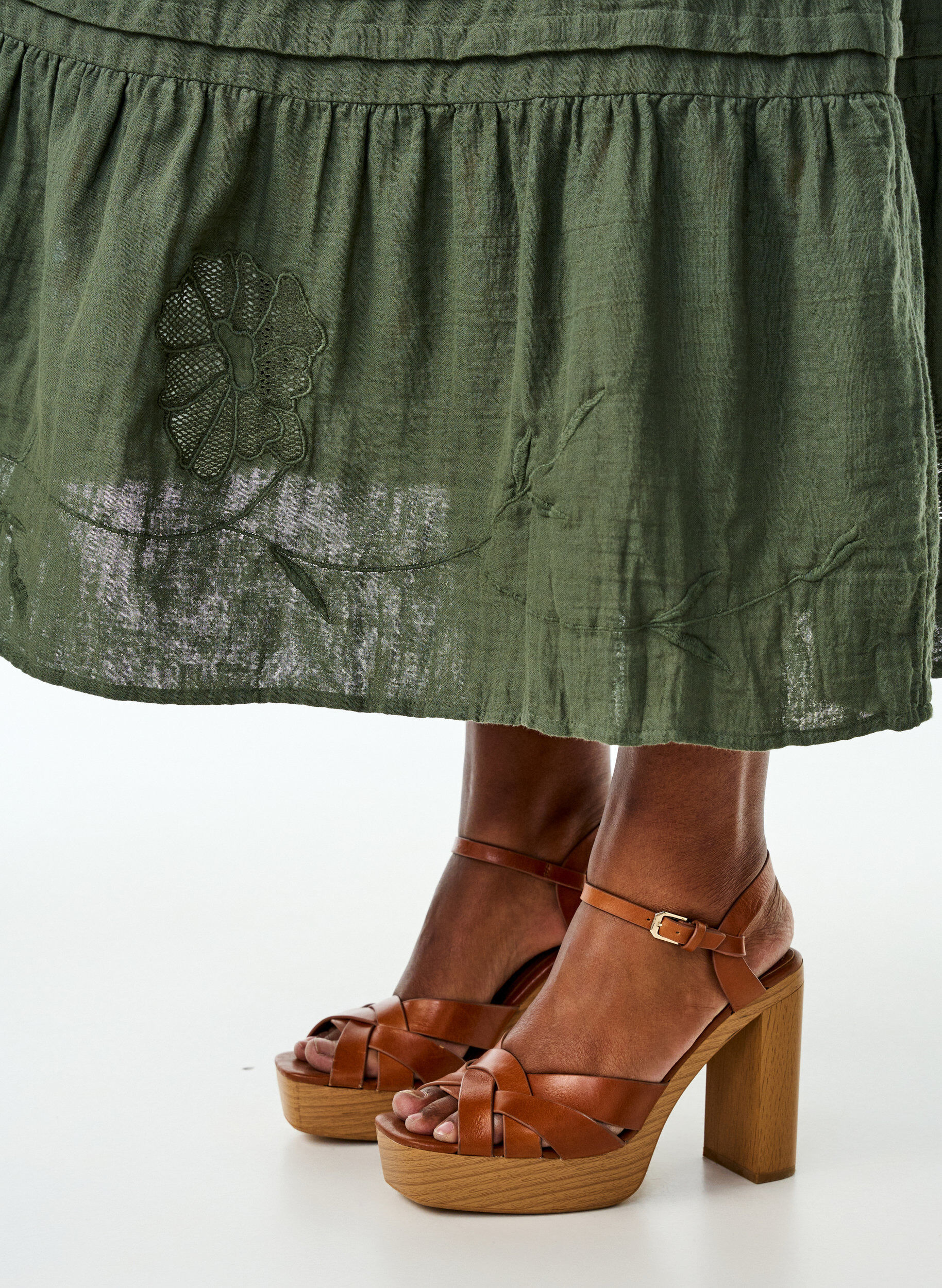 Zizzi Lange katoenen mousseline rok met geborduurde details, Thyme, Model image number 2