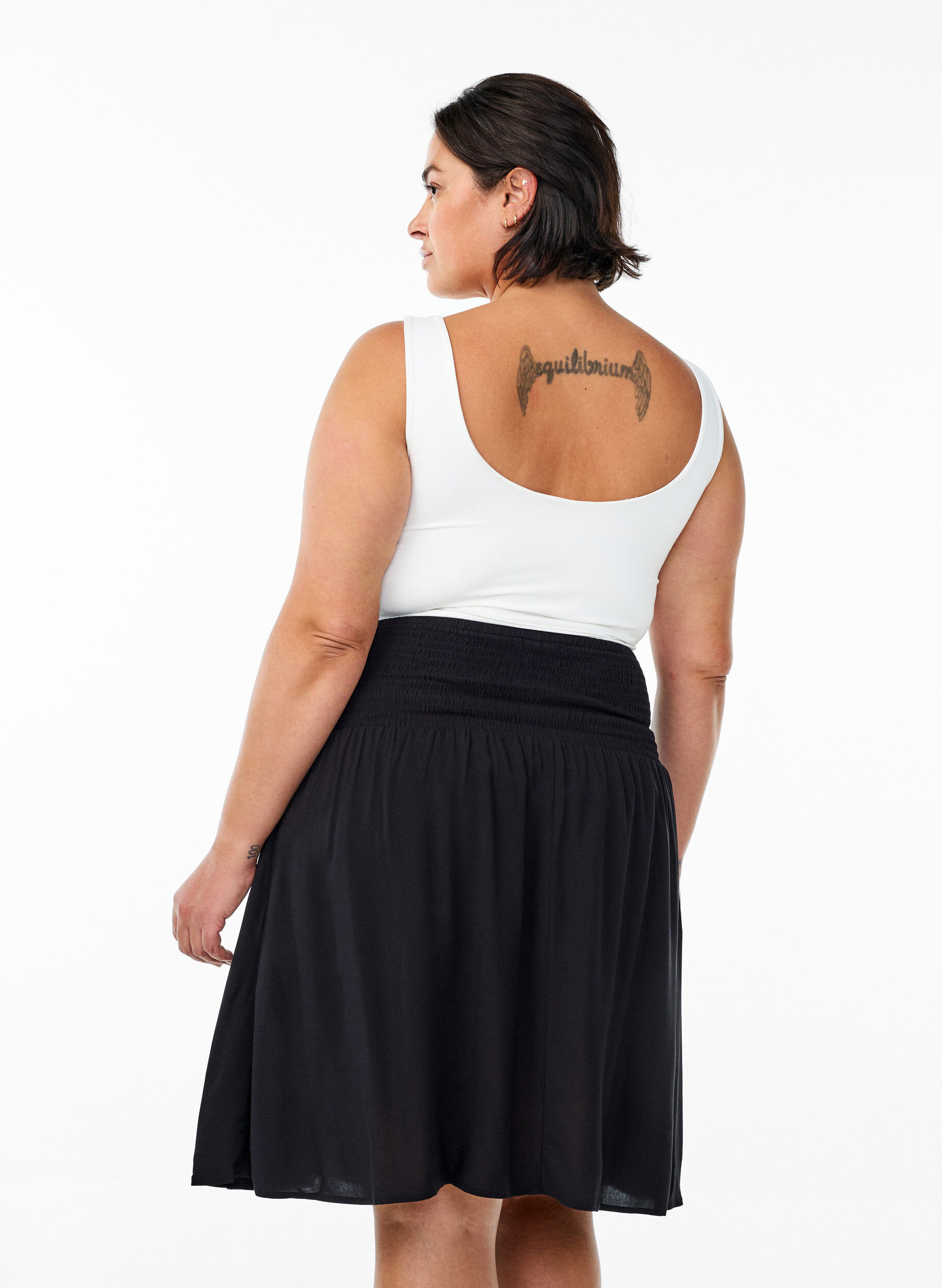 Zizzi FLASH - Korte rok met gesmokte taille, Zwart, Model image number 2