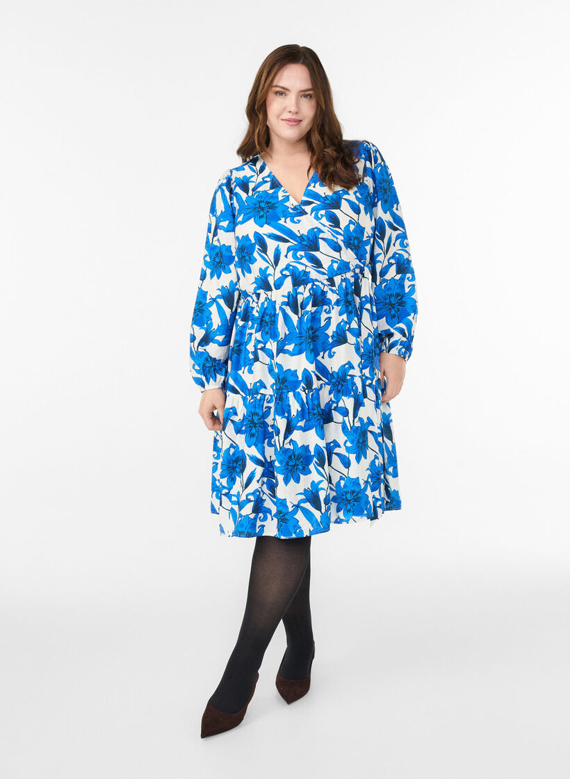 Bloemen wikkeljurk met strikceintuur, Vanille, Model image number 1