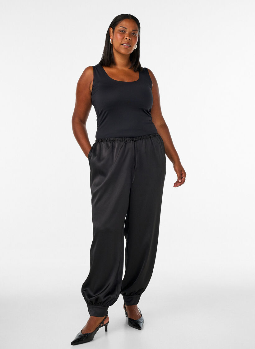 Nauwsluitende basic top van een gladde stof, Zwart, Model image number 1