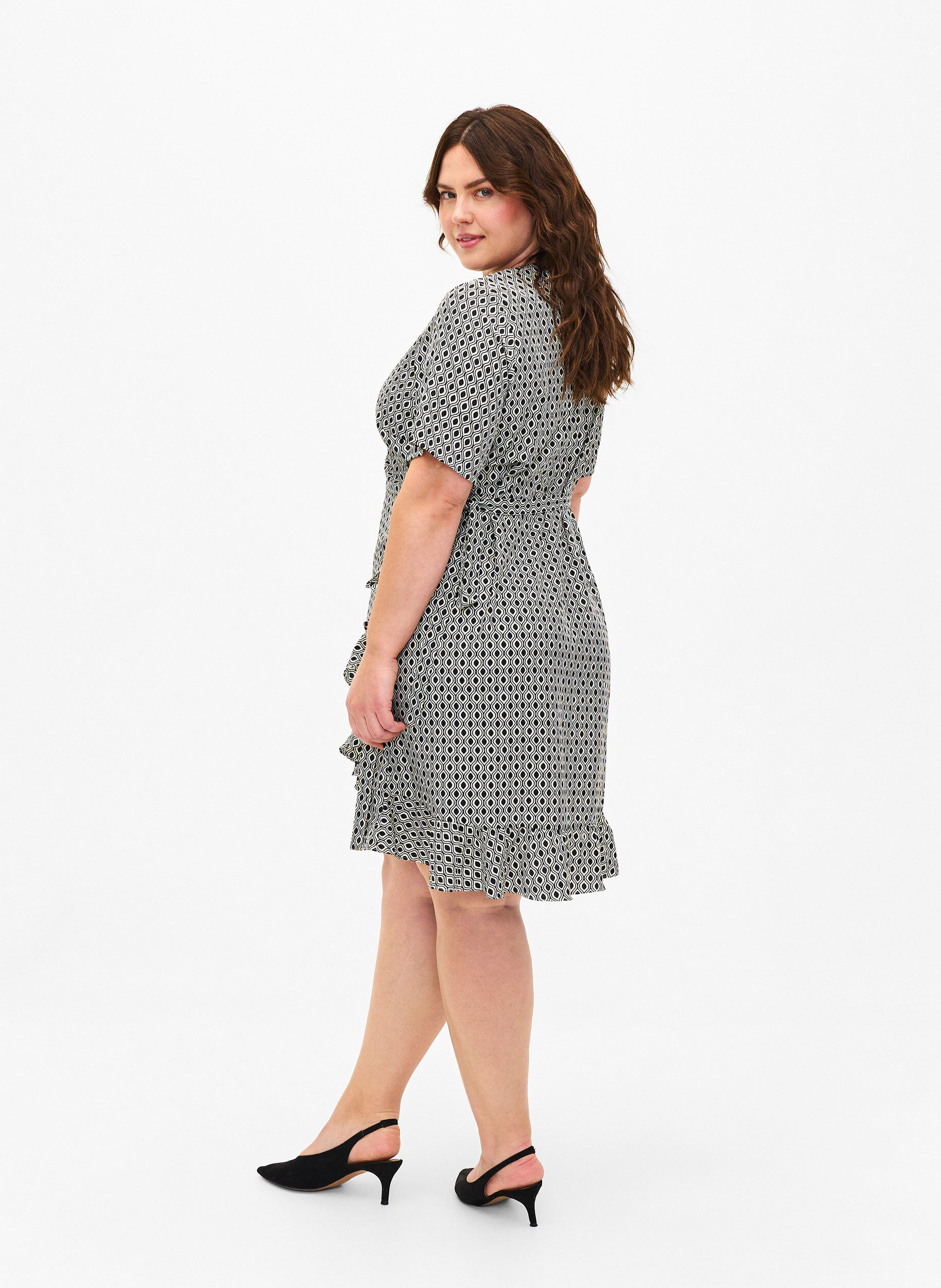 Zizzi FLASH - Wikkeljurk met korte mouwen, Black White Graphic, Model image number 1