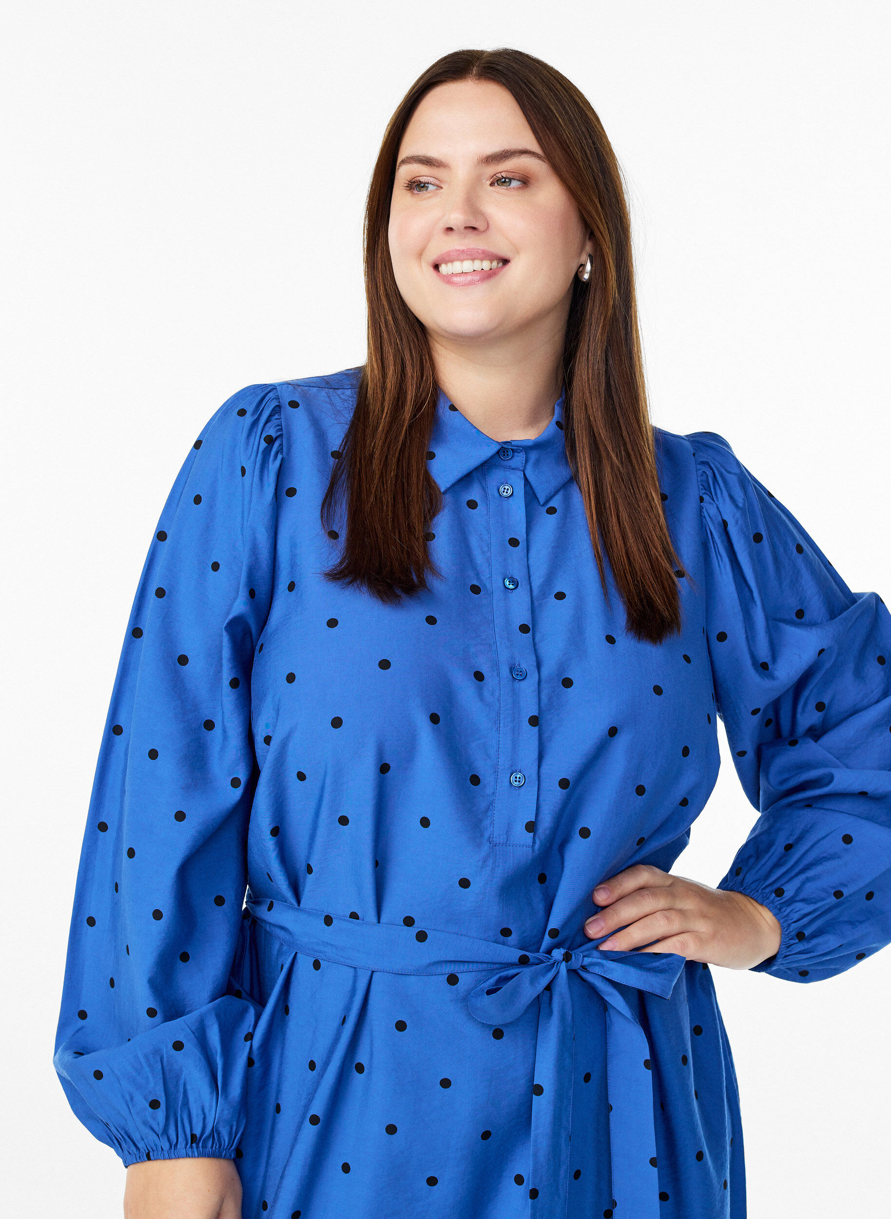 Zizzi Gestippelde midi-jurk met afneembare strikceintuur, Blauw, Model image number 2