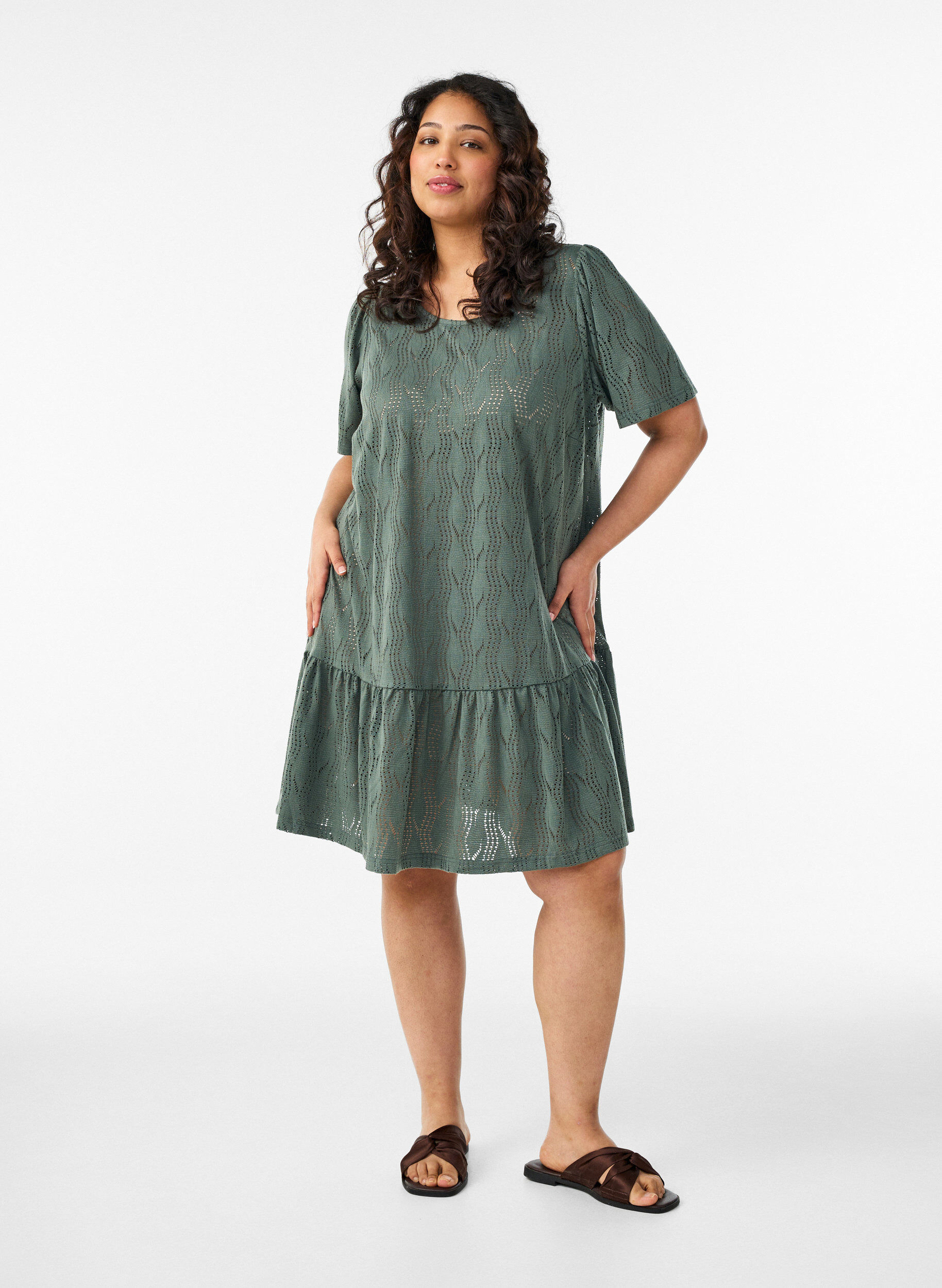 Zizzi Korte jersey jurk met broderie ajour, Groen, Model image number 1