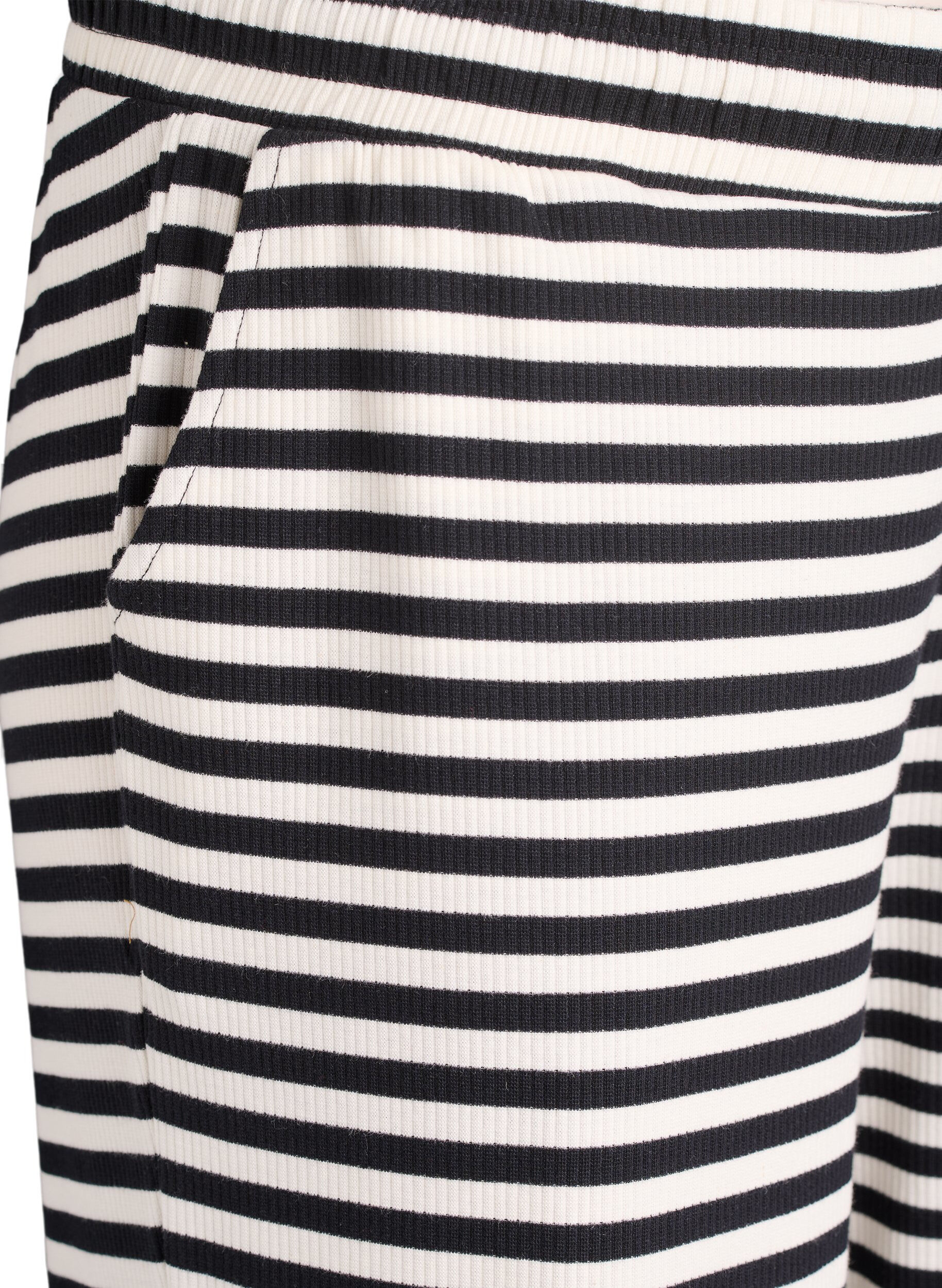 Zizzi Gestreepte pyjamabroek met een high waist en wijde pijpen, Zwart, Packshot image number 2