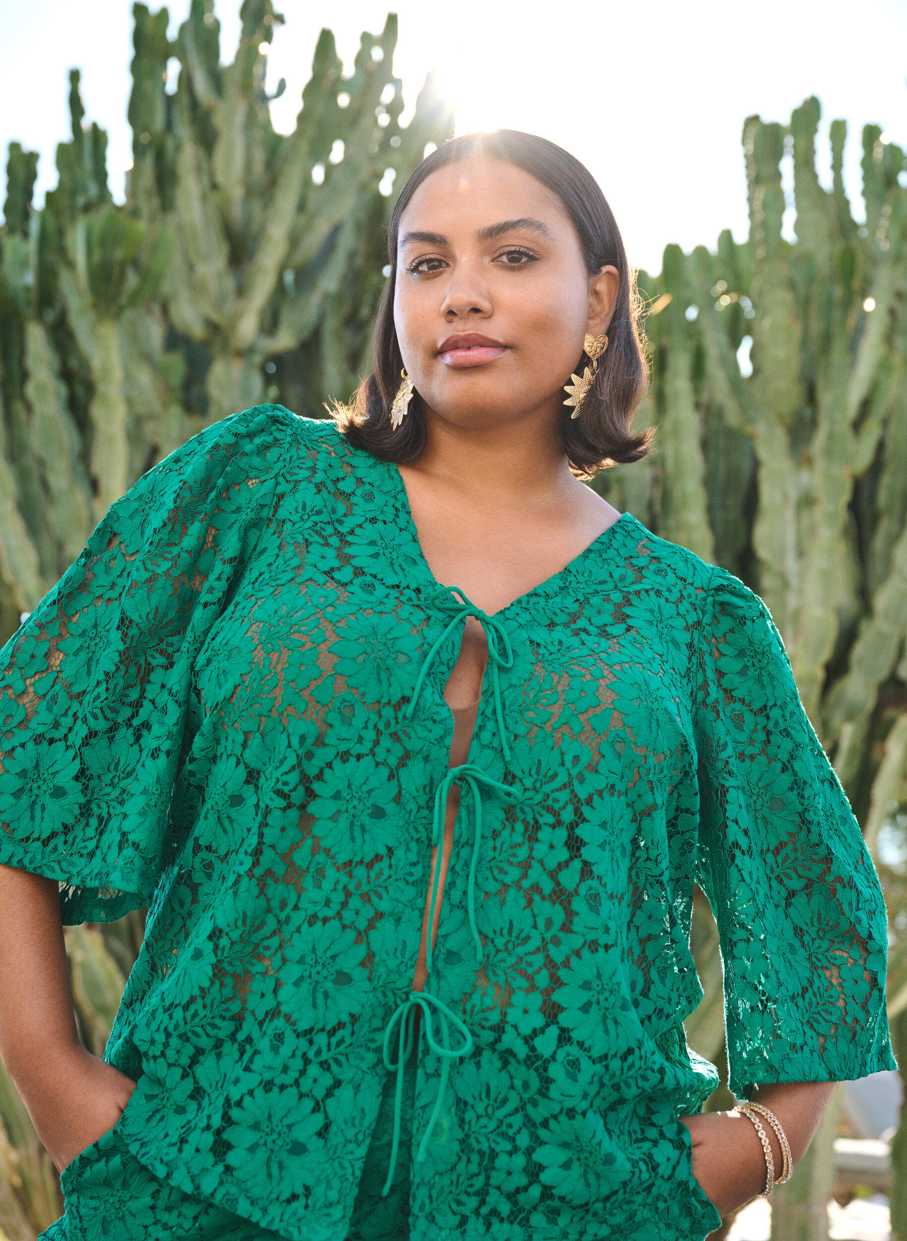 Zizzi Kanten blouse met 3/4 mouwen en strikjes aan de voorkant, Groen, Image image number 0