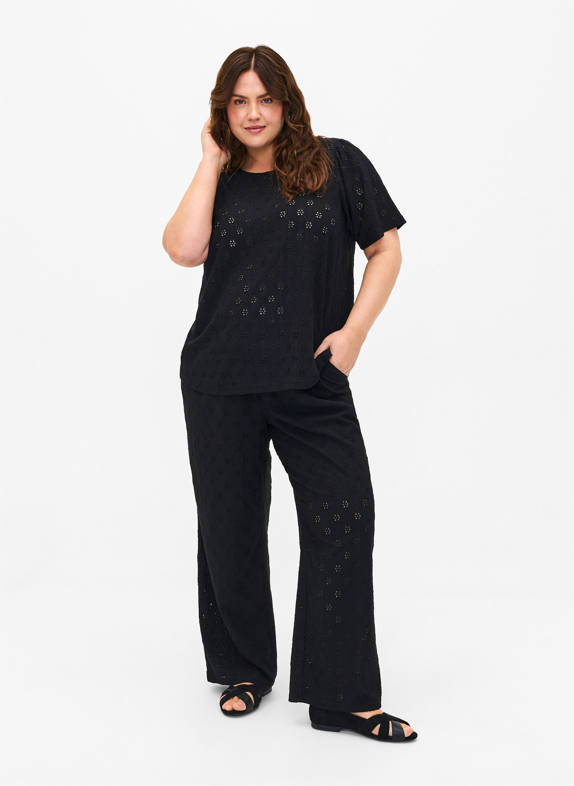 Zizzi Blouse met korte mouwen en gaatjespatroon, Black, Model image number 2