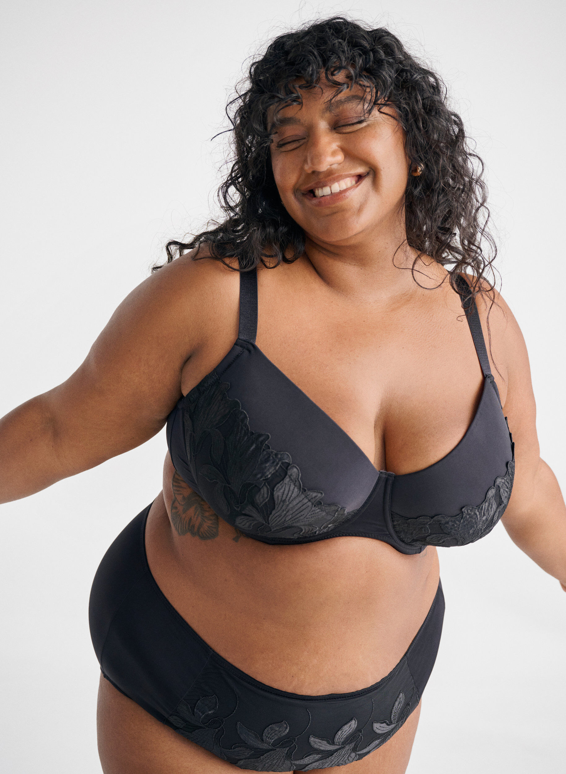 Zizzi Gewatteerde bh met geborduurde bloemen details, Zwart, Image image number 0