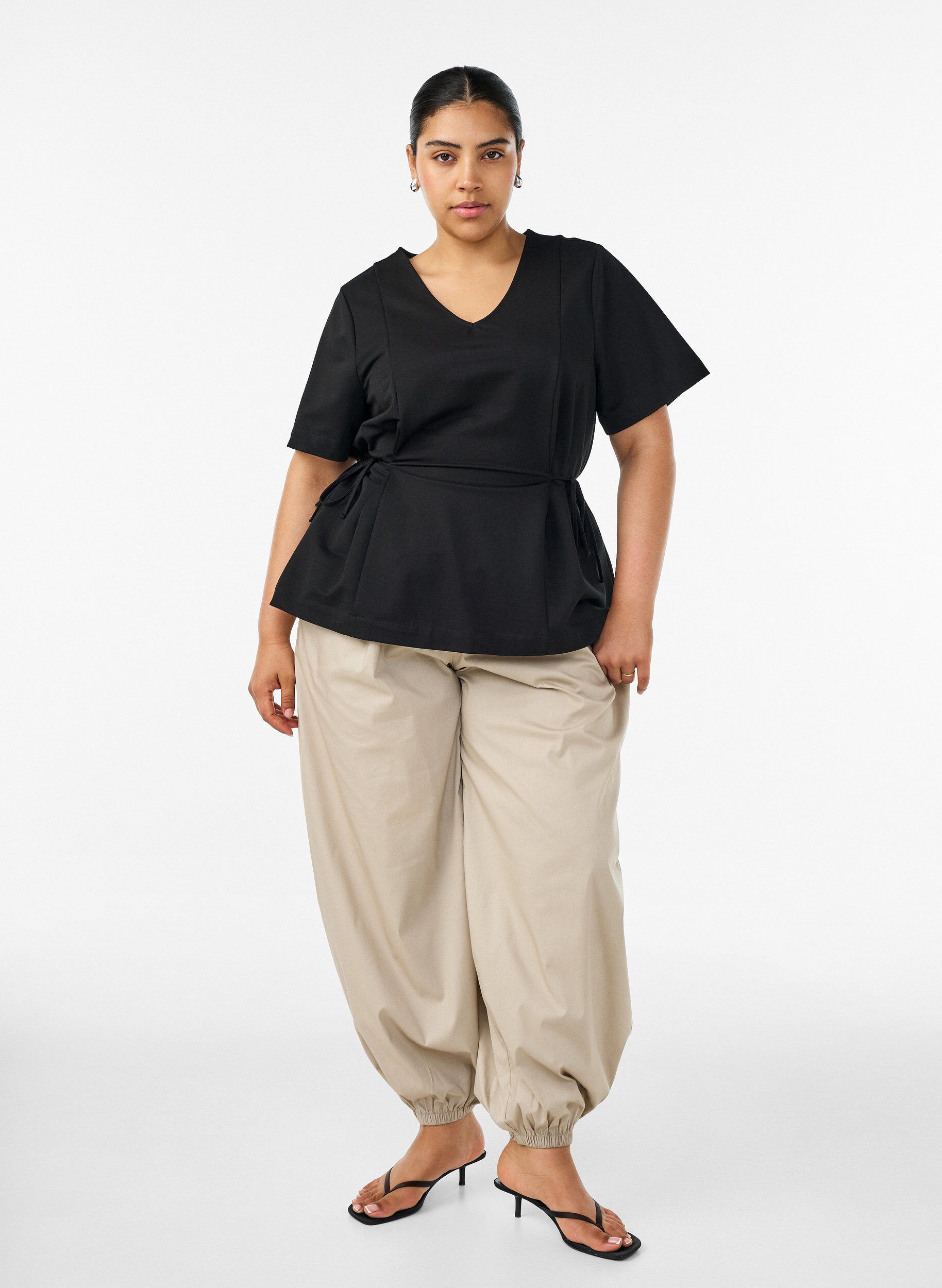 ZizziBlouse in een katoenmix met V-hals en striklint, Zwart, Model image number 1