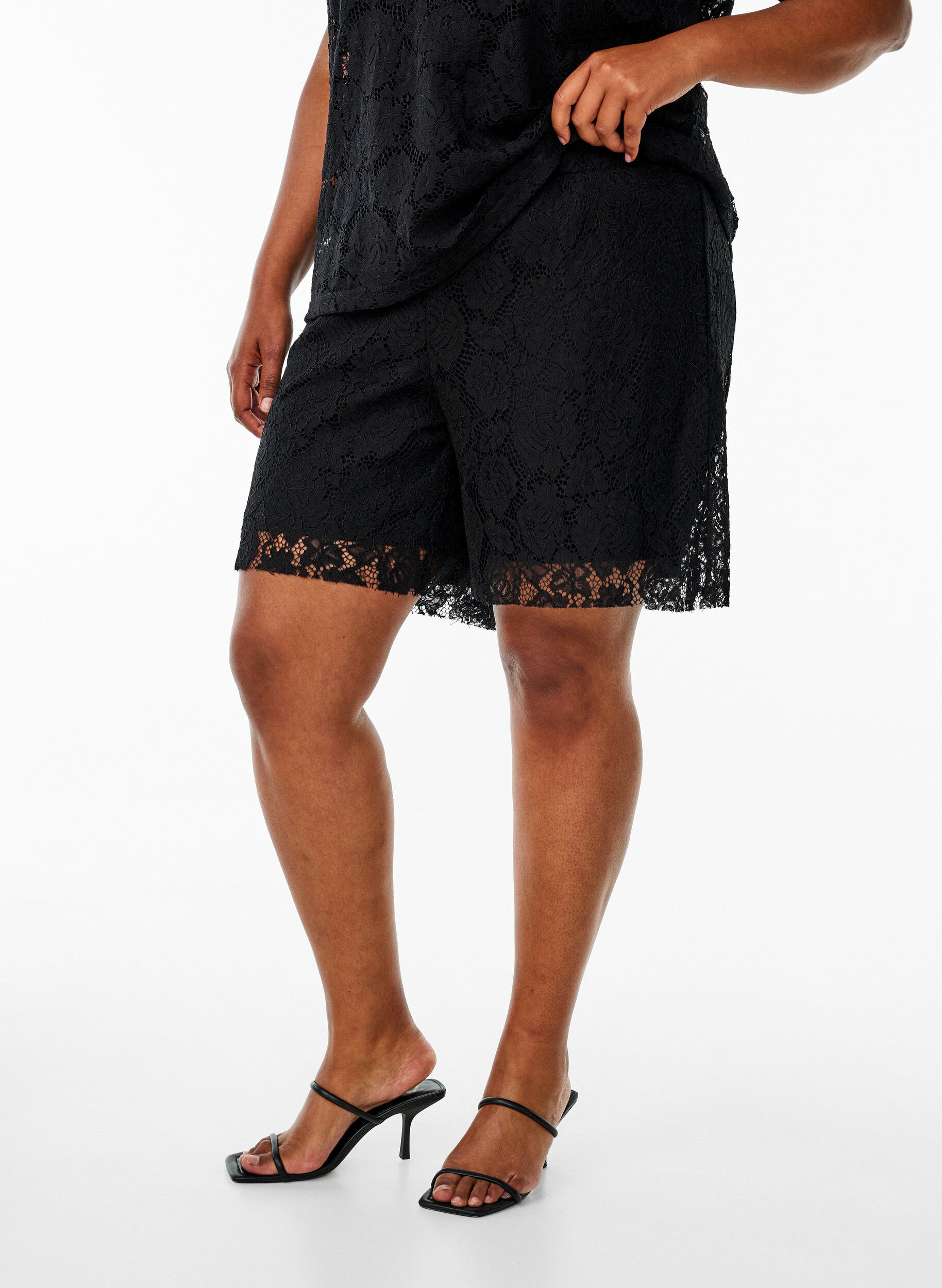 Zizzi Luchtige kanten shorts, Zwart, Model image number 3