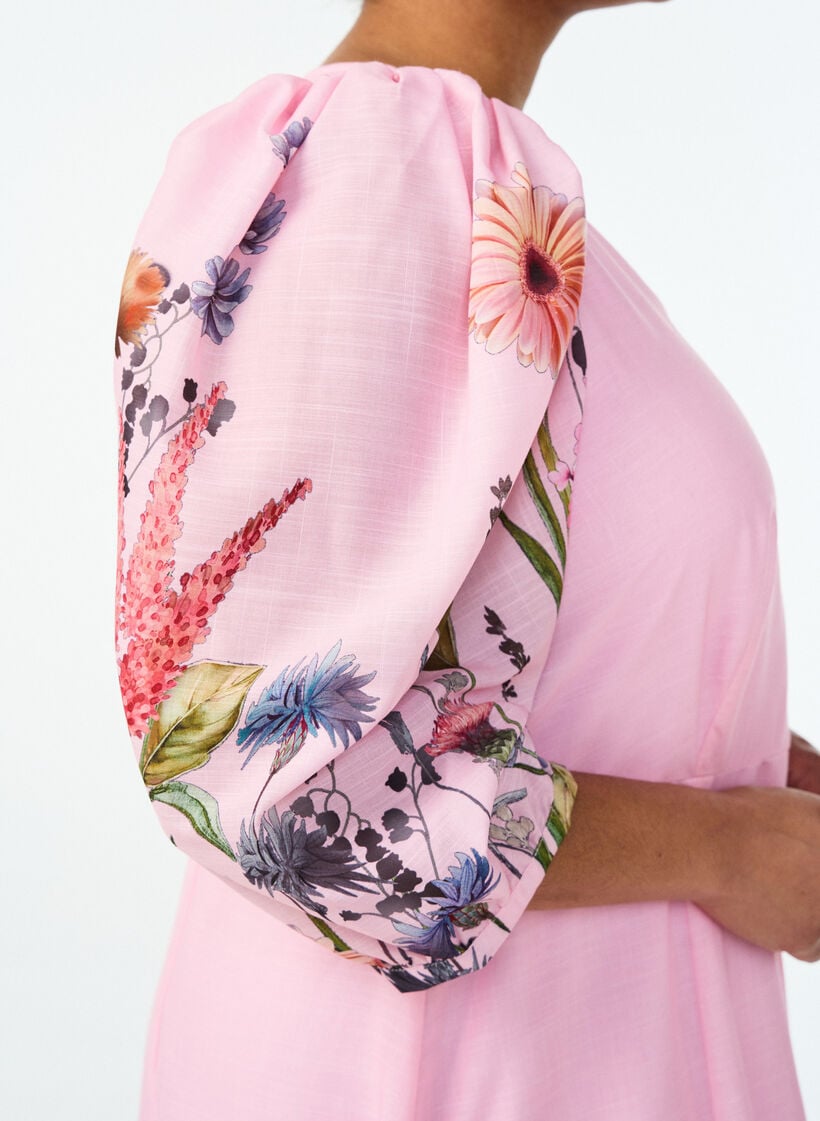 Midi-jurk met een empirelijn en bloemenprint, Roze, Model