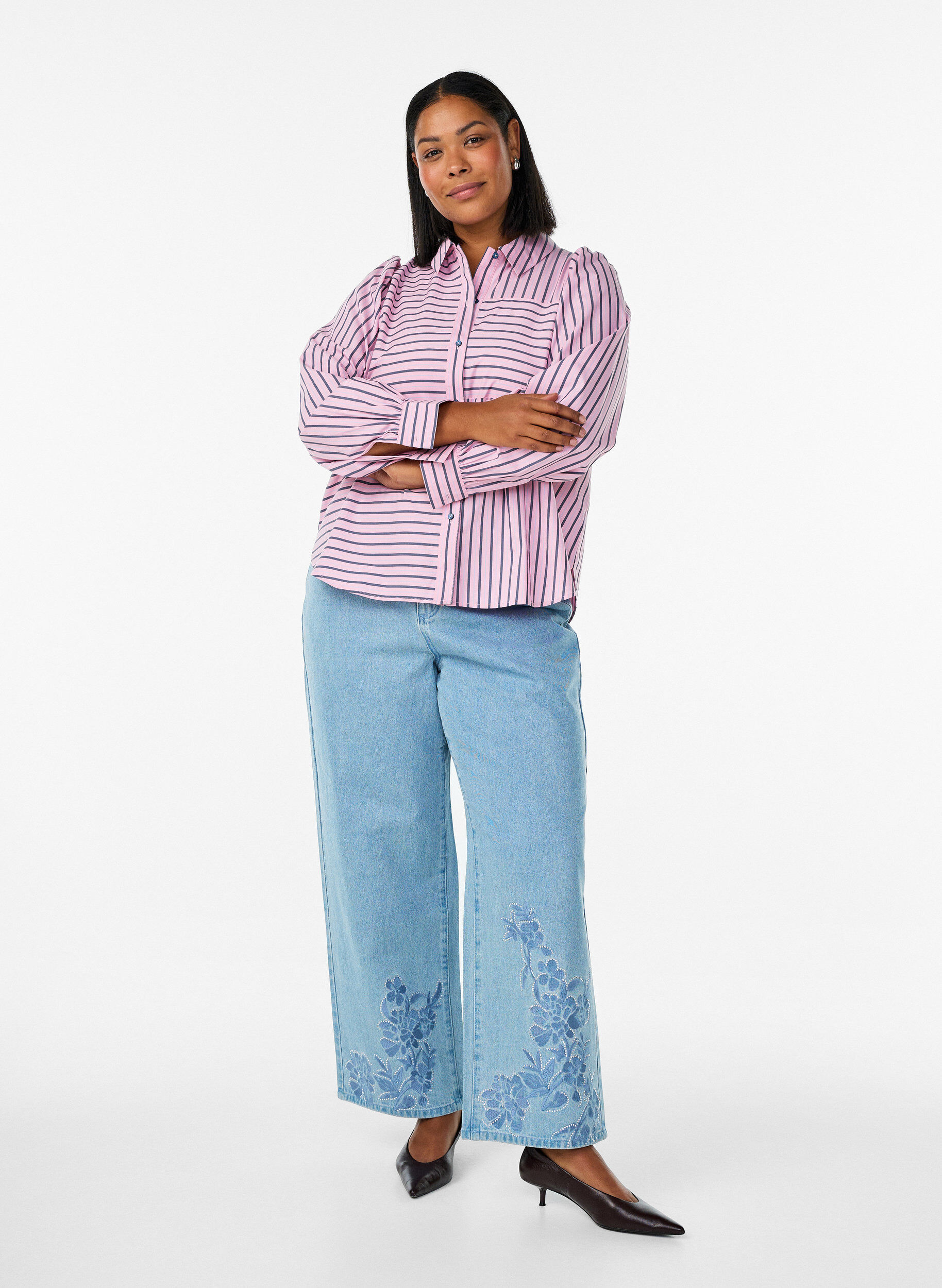 Zizzi Myra jeans met wide fit en bloemendetails, Blauw, Model image number 0