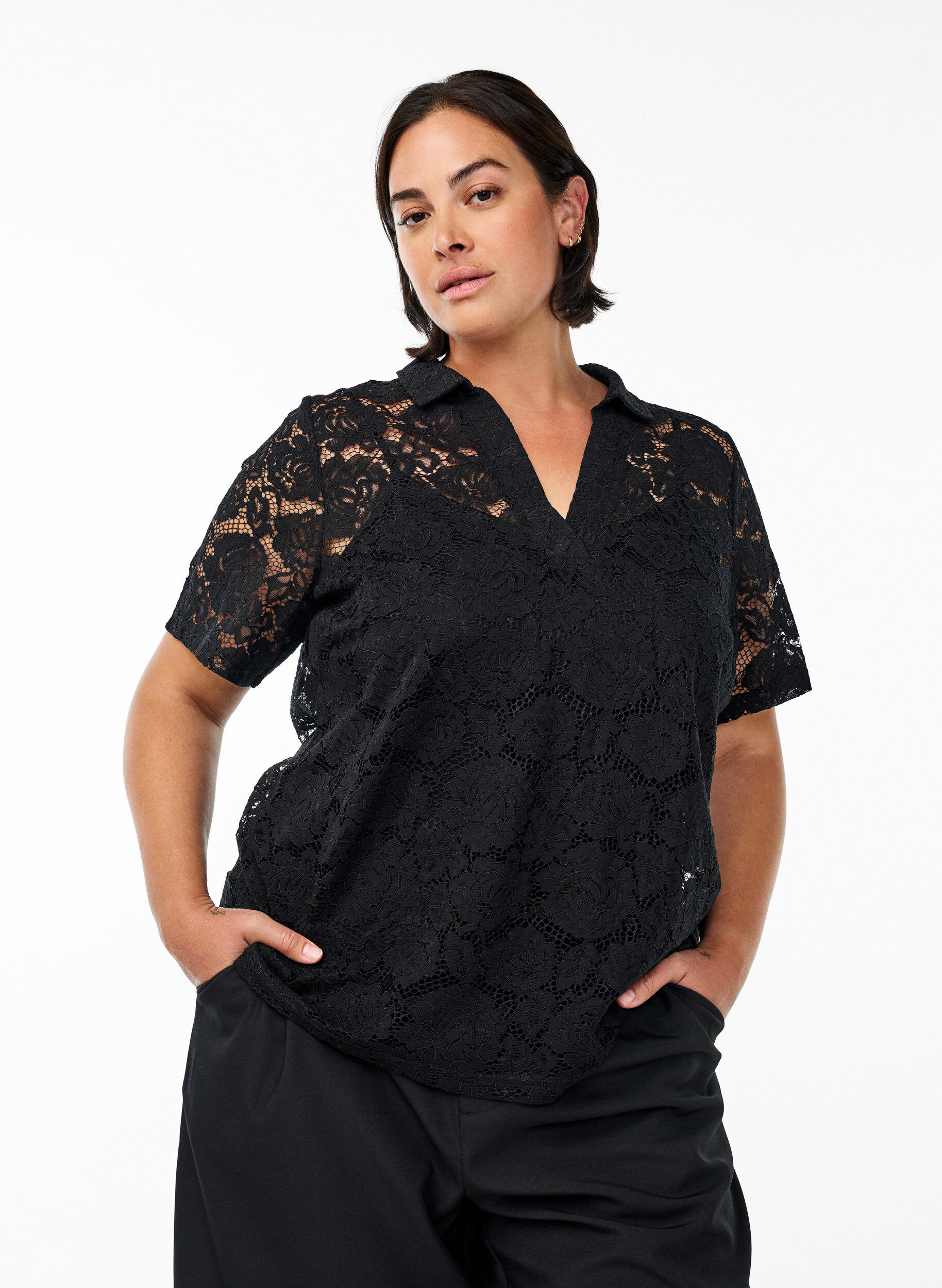 Zizzi Kanten blouse met een kraag en V-hals, Zwart, Model image number 0