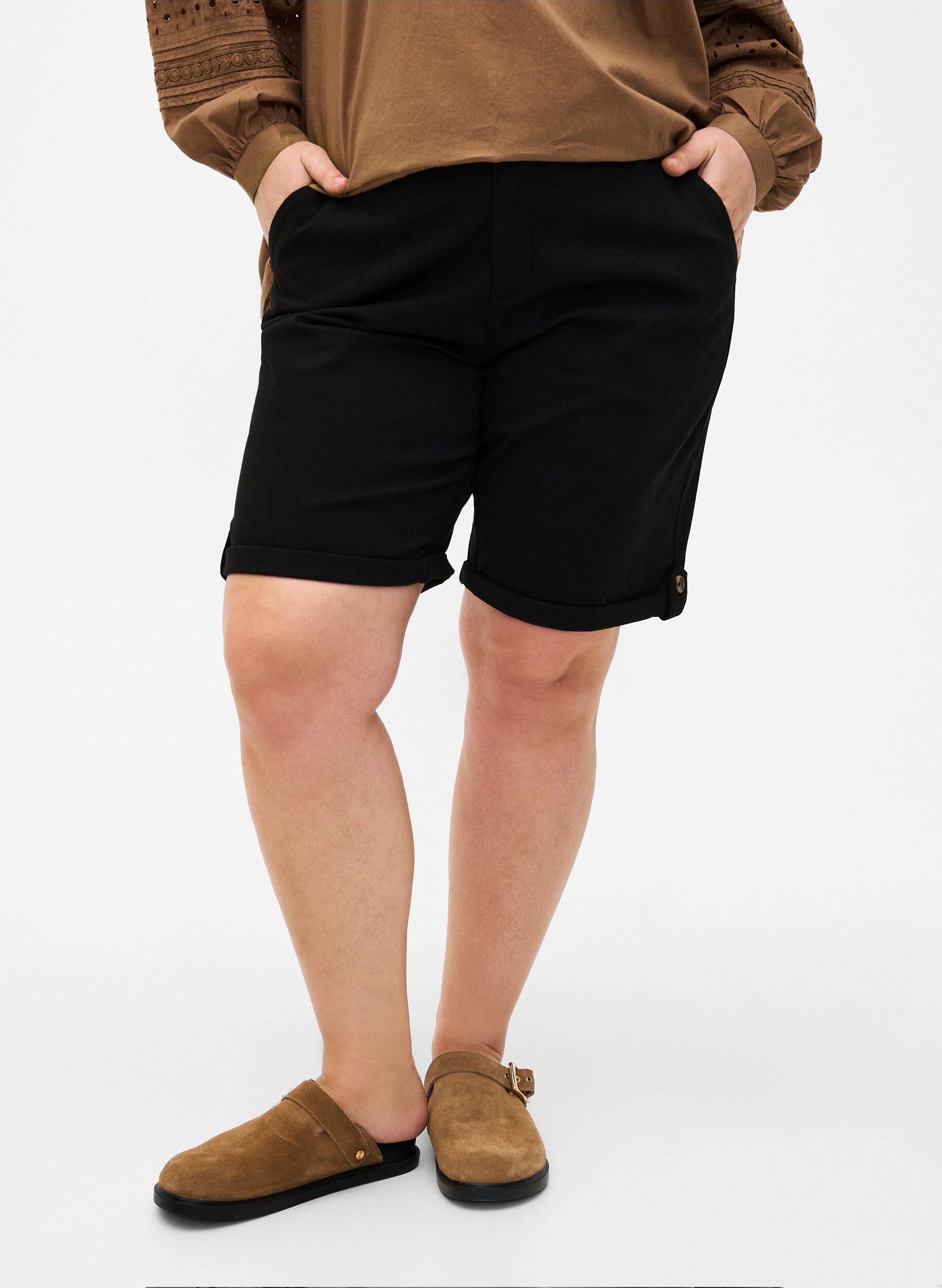 Zizzi Korte chino broek met zakken, Black, Model image number 2