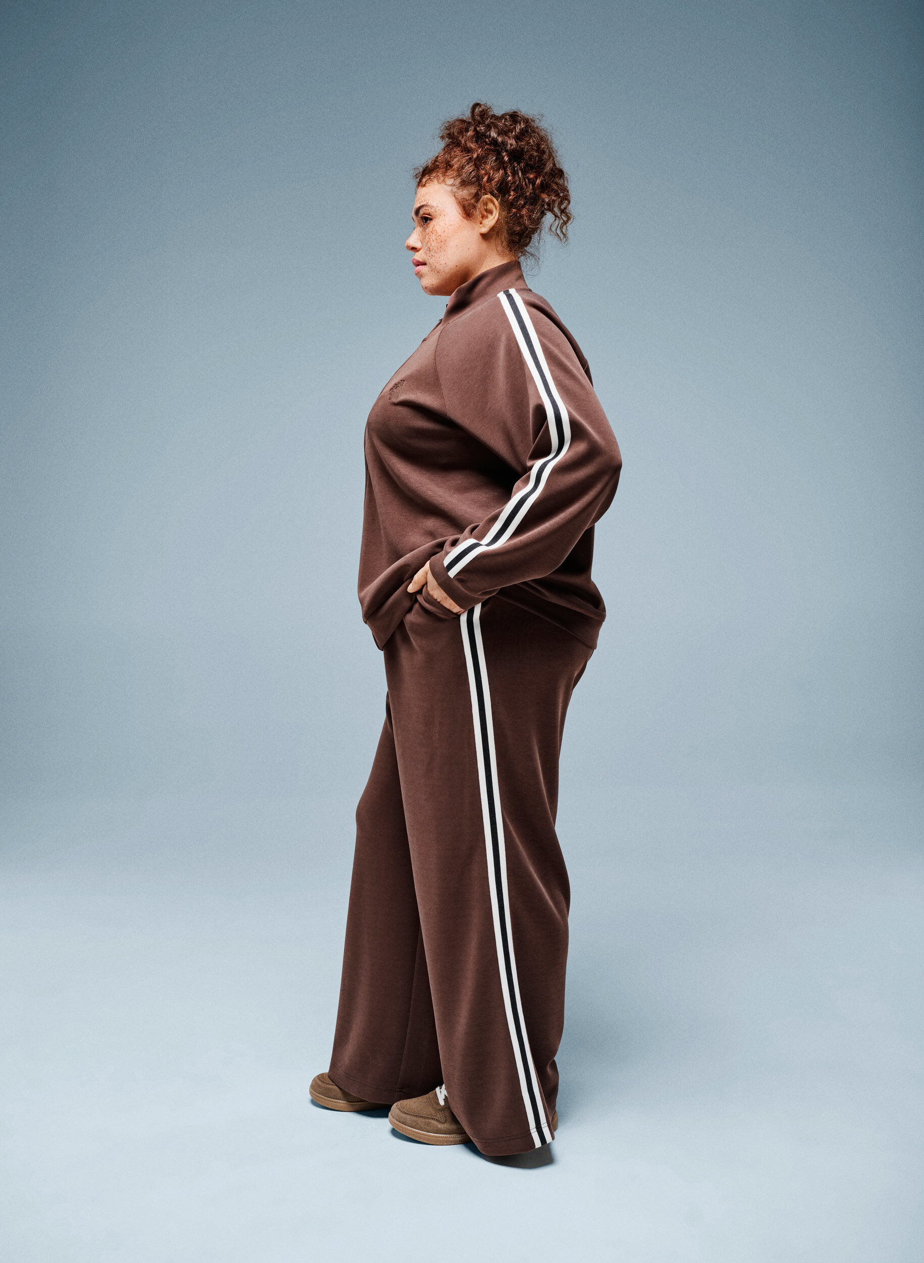 Zizzi Losse trainingbroek met een high waist en streepdessin, Bruin, Image image number 0