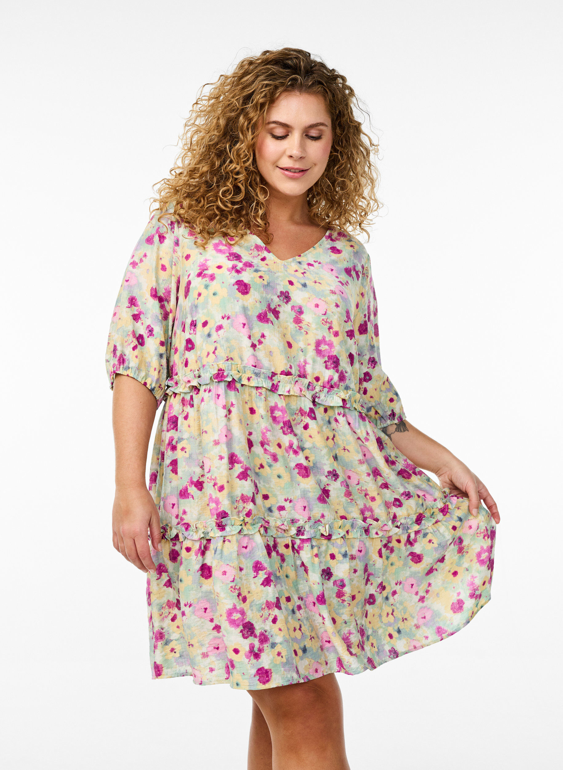 Zizzi Korte zomerjurk met bloemenprint, Vanille, Model image number 0