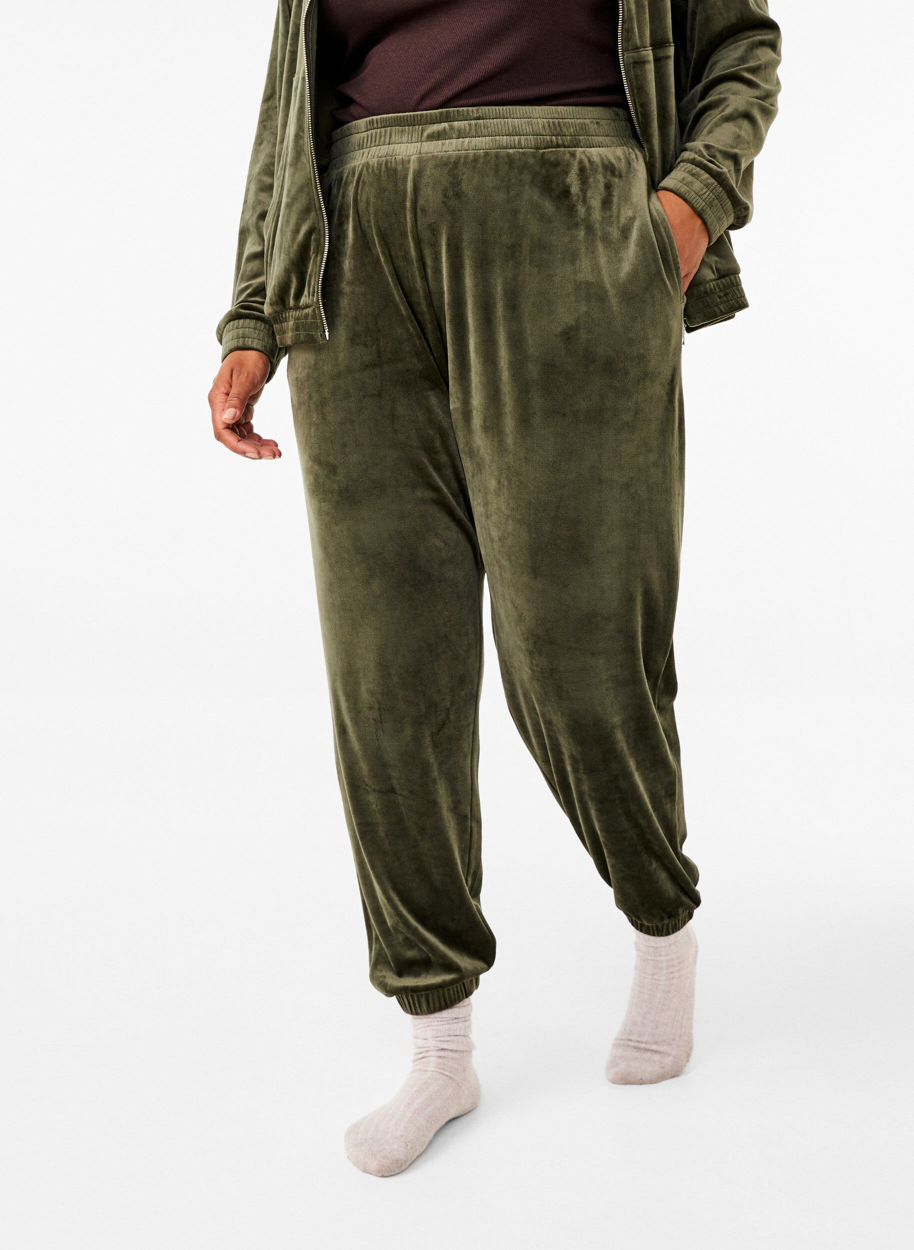 Zizzi Losvallende fluwelen broek, Groen, Model image number 2