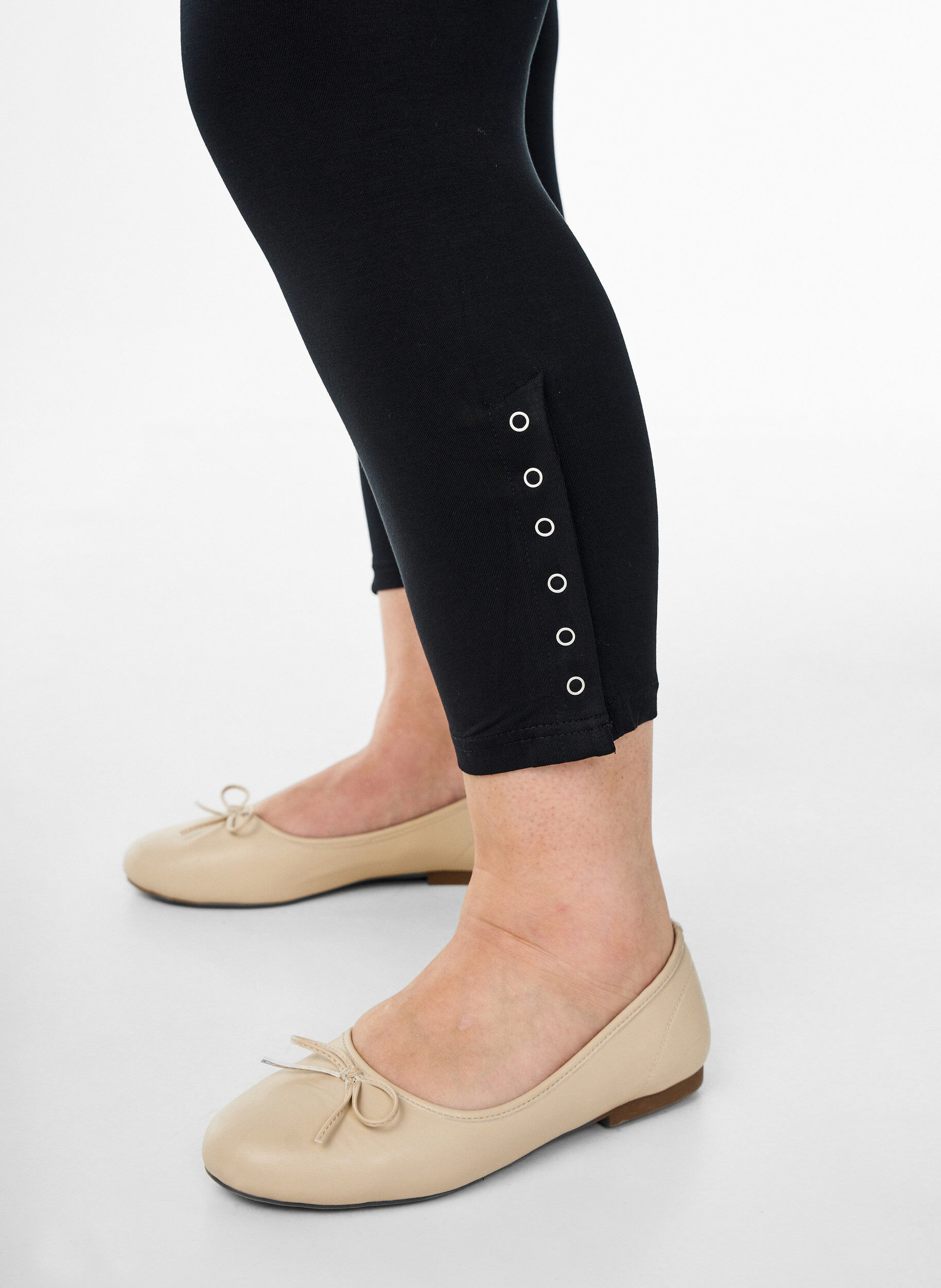 Zizzi Een 3/4 legging met knopen, Zwart, Model image number 3