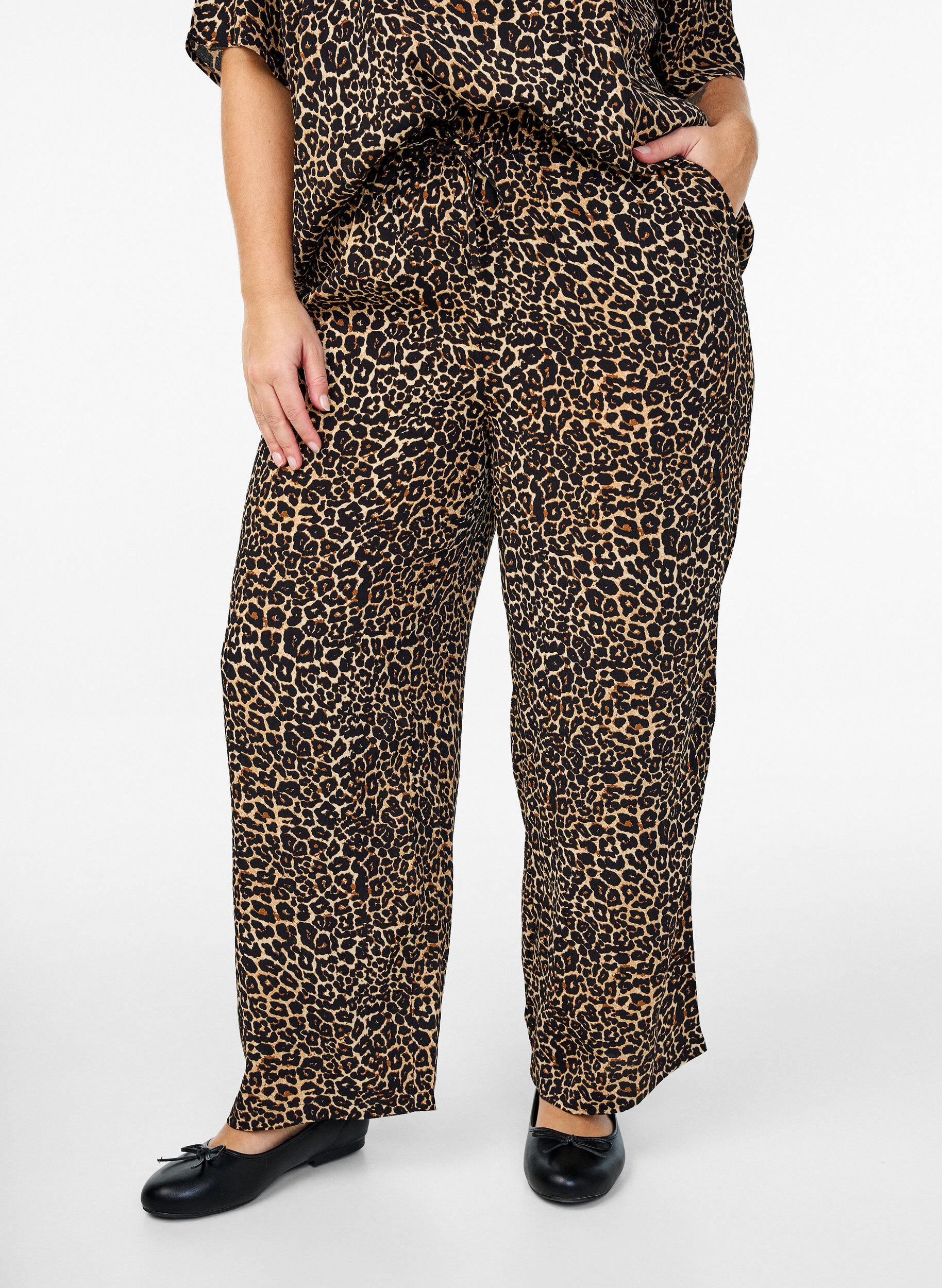 Zizzi Losvallende viscose broek met zakken, Bruin, Model image number 2