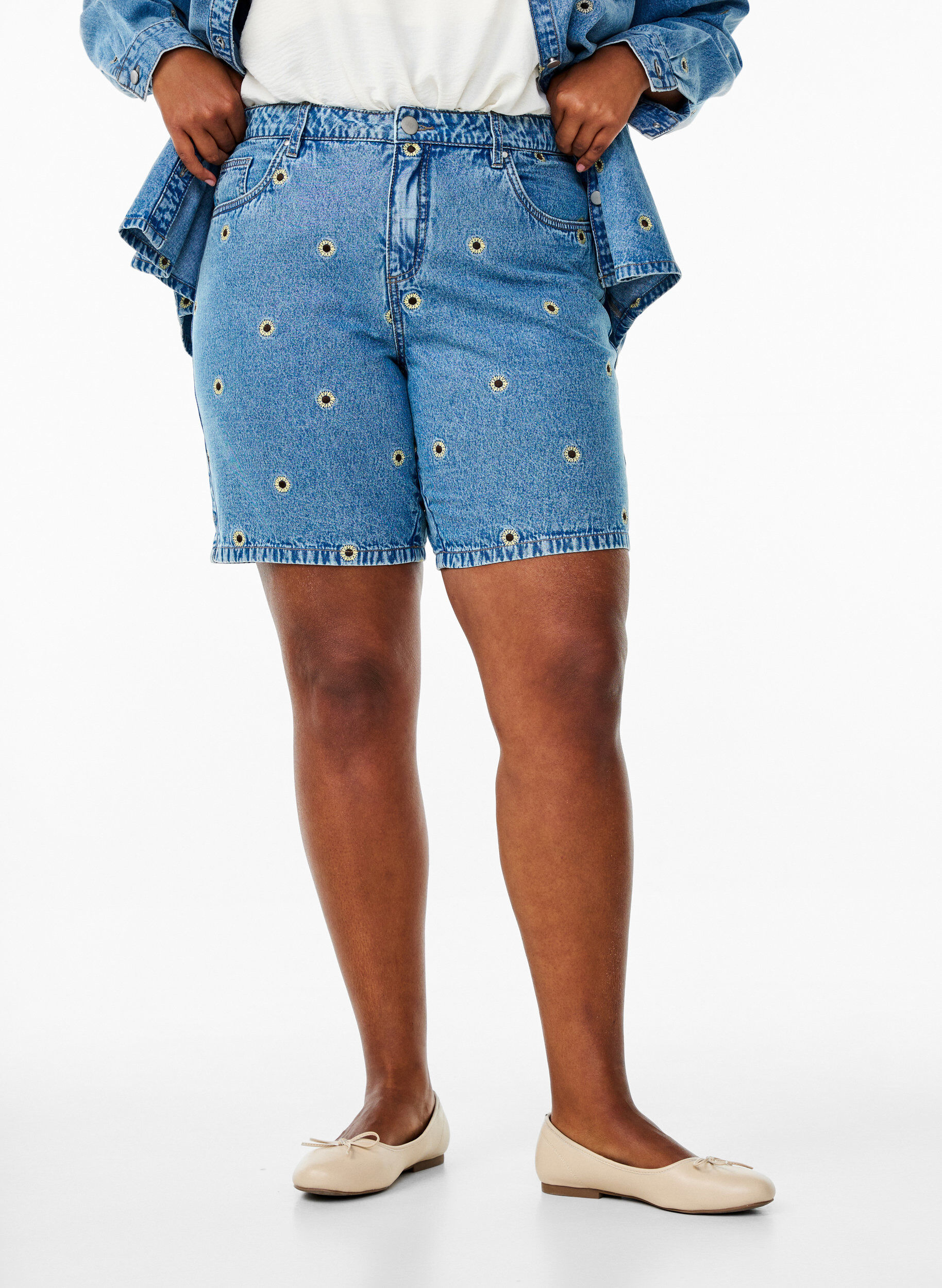 ZizziKorte spijkerbroek met geborduurde bloemen, Blauw, Model image number 2