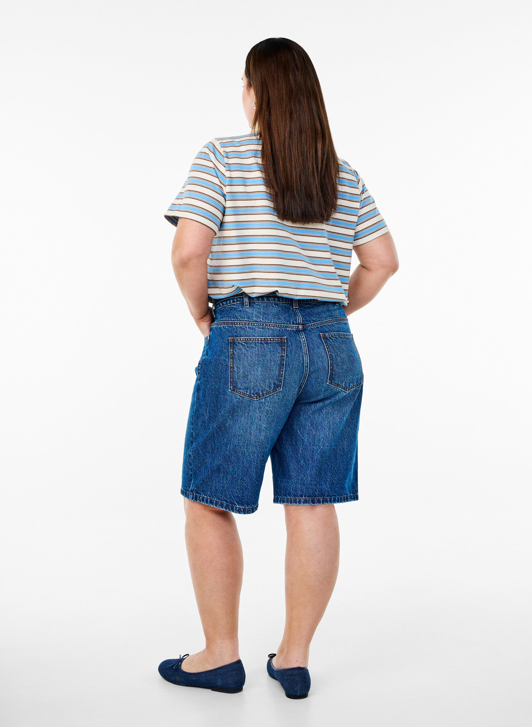 Zizzi Strakke pasvorm denim shorts met strikriem, Blauw, Model image number 2