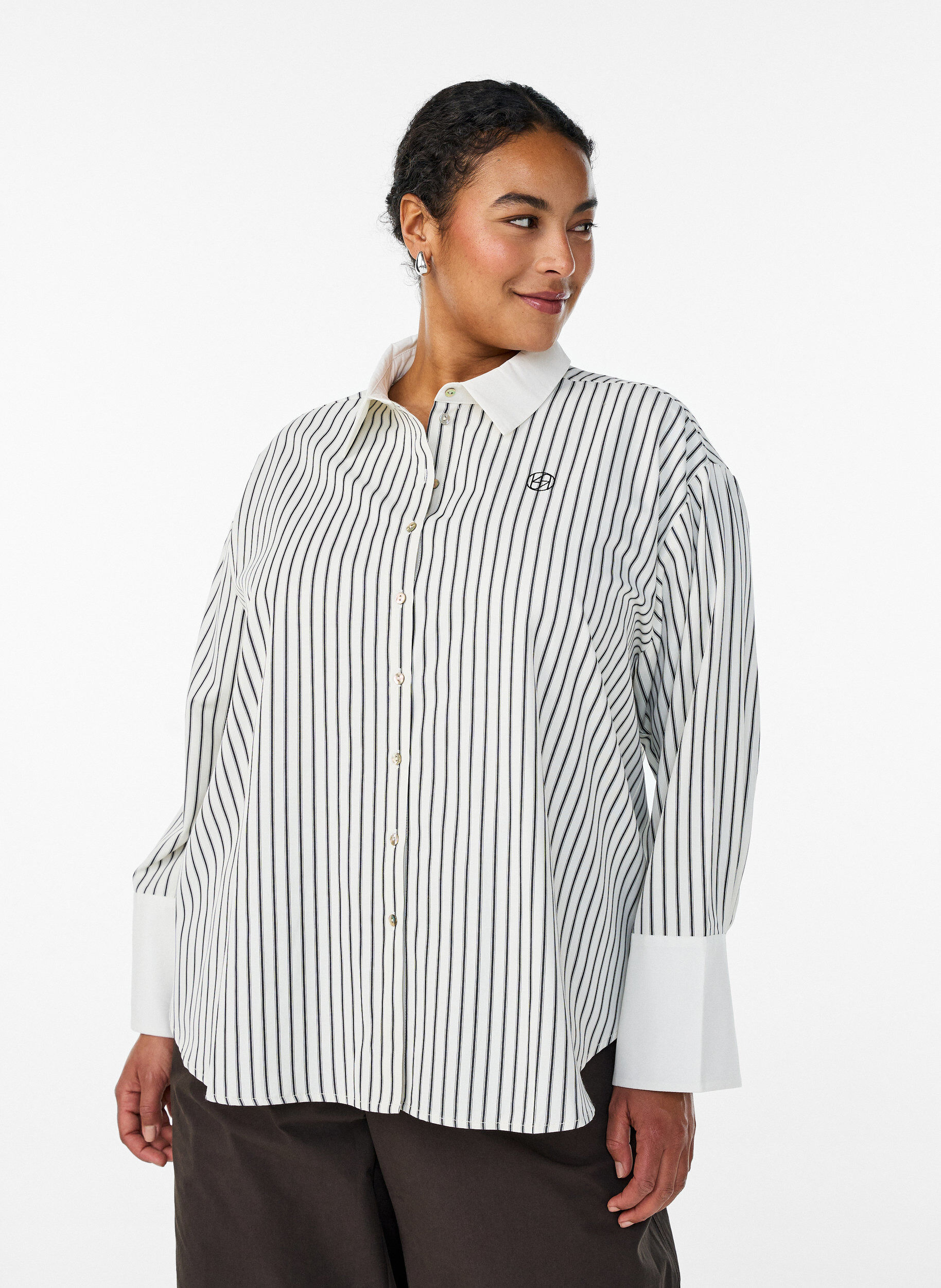 Zizzi Losse gestreepte blouse met brede manchetten, Wit, Model image number 0