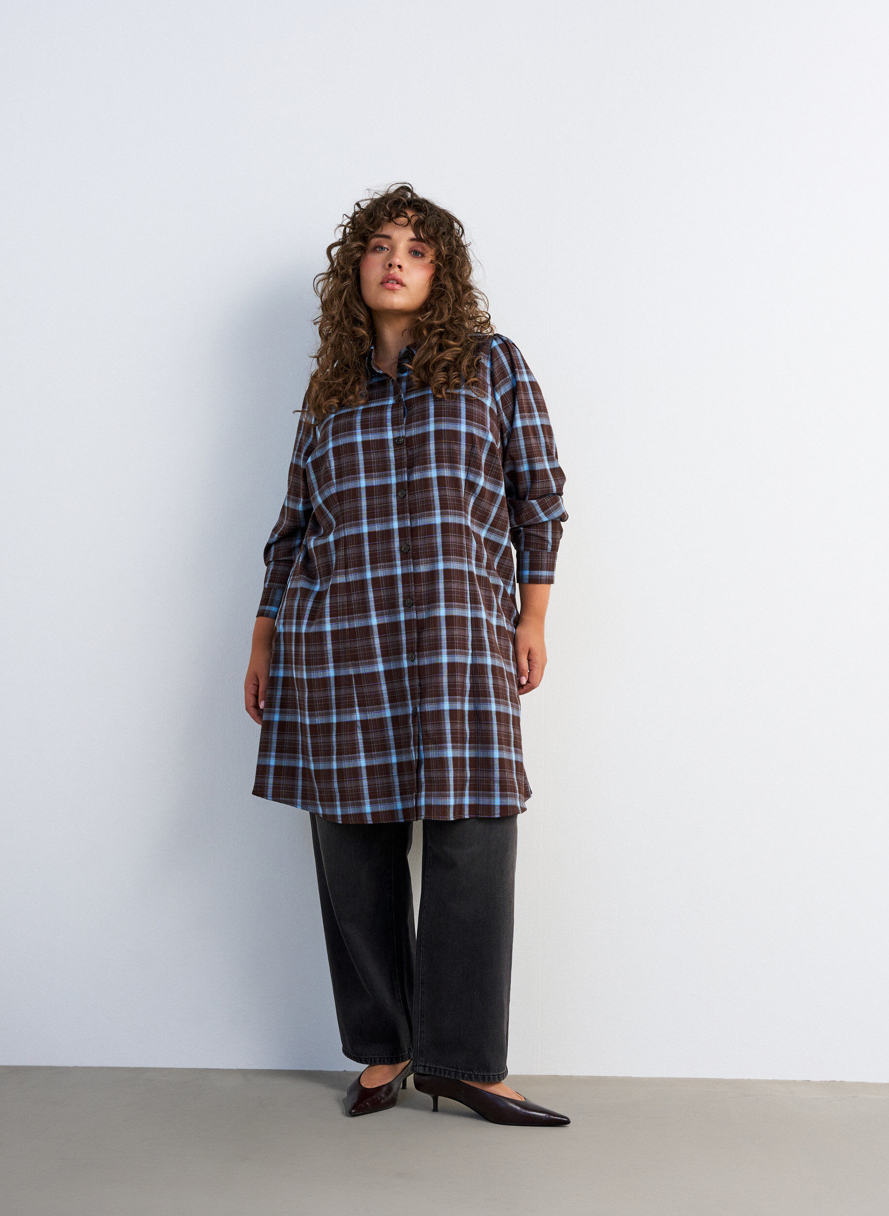ZizziKnie-lange overhemdjurk met ruitpatroon, Bruin, Model image number 3