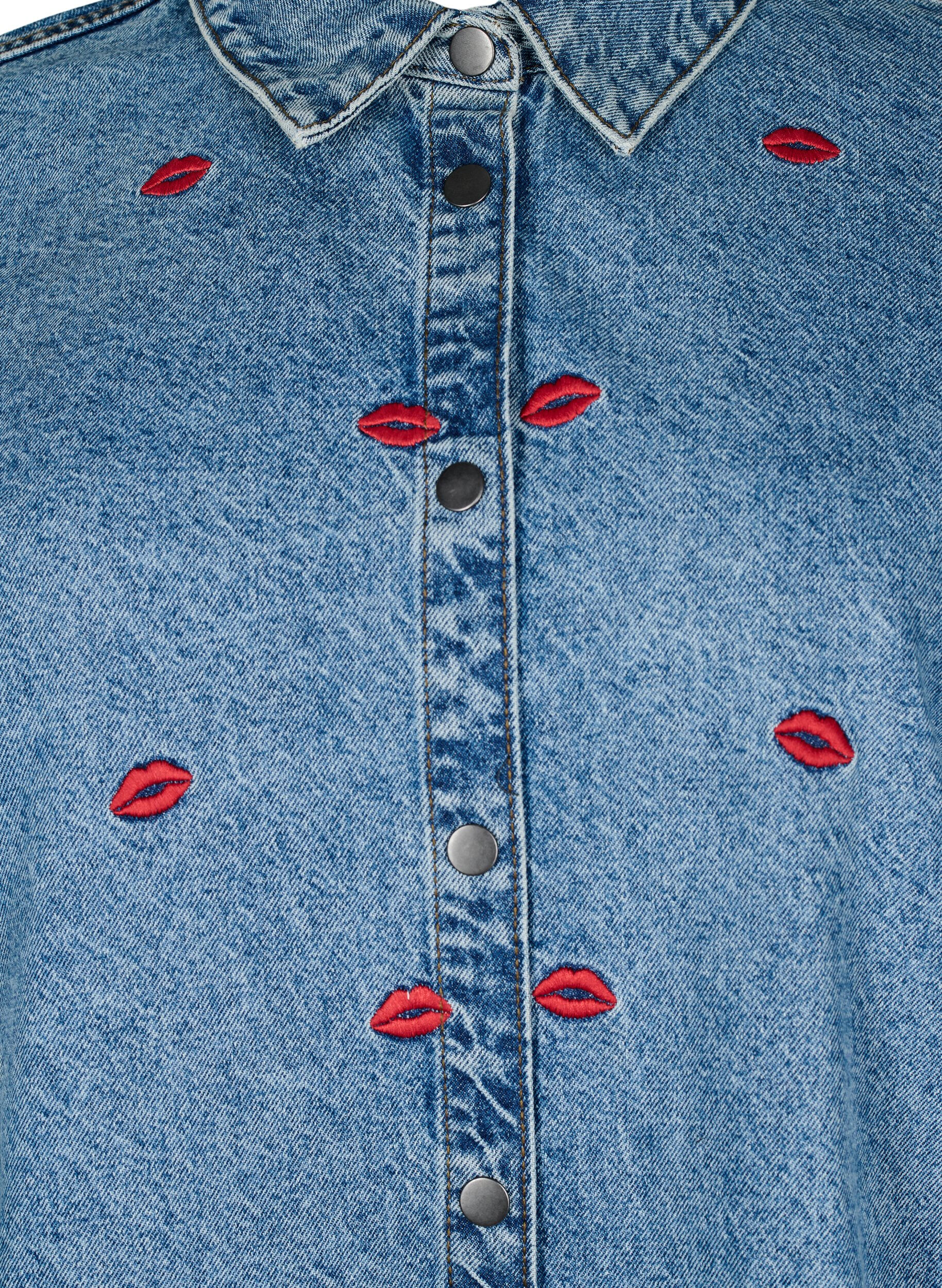 Zizzi Losse denim shirt met geborduurde lippen, Light Blue Kiss, Packshot image number 2