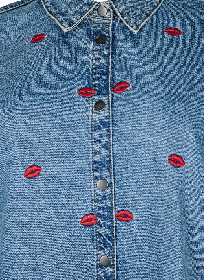 Losse denim shirt met geborduurde lippen, Light Blue Kiss, Packshot image number 2