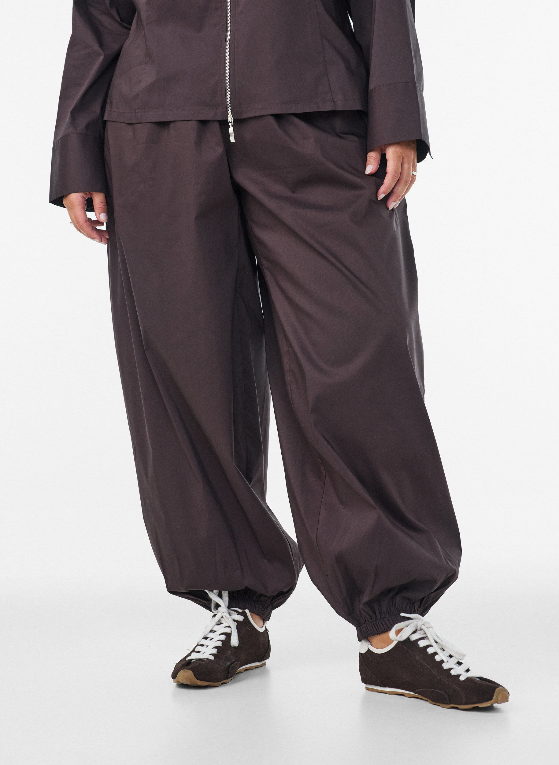 ZizziBallonbroek met zakken en een elastische tailleband, Bruin, Model image number 2