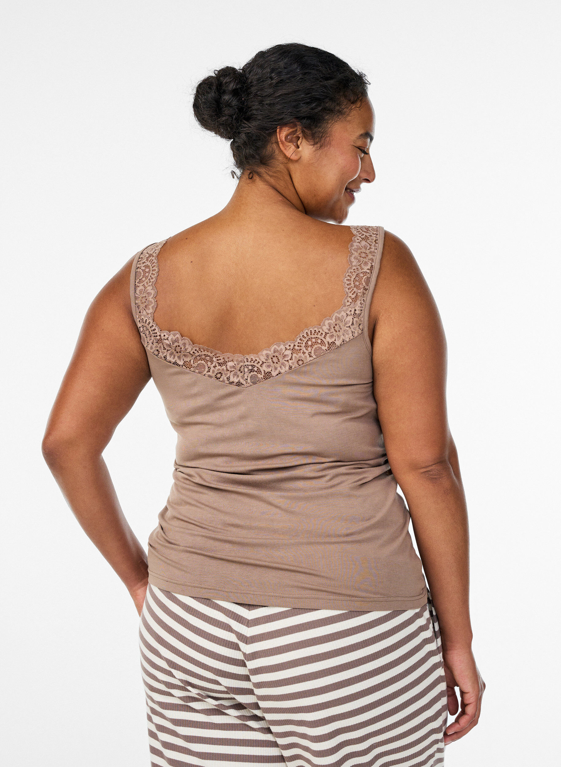 Zizzi Viscose top met kanten rand, Beige, Model image number 2