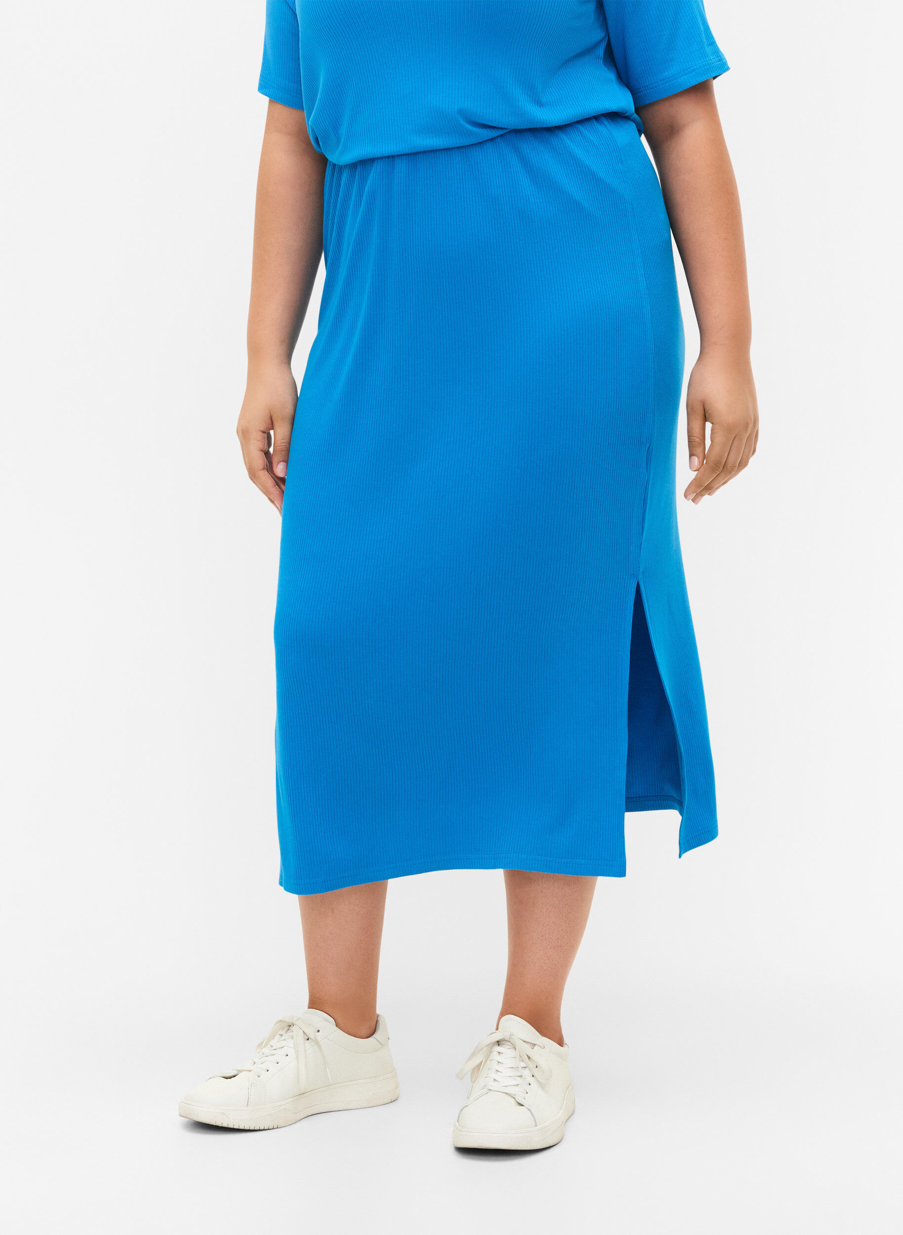 Zizzi Strakke viscose midi-rok, Ibiza Blue, Model image number 2