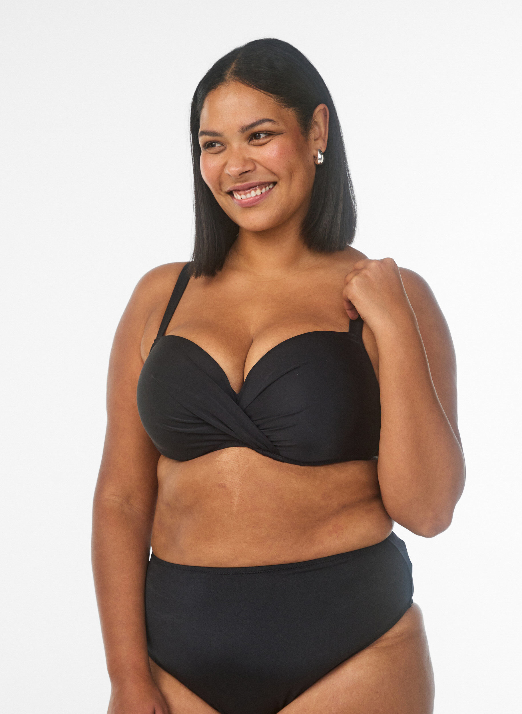 Bikini top met beugel en plooien, Zwart, Model