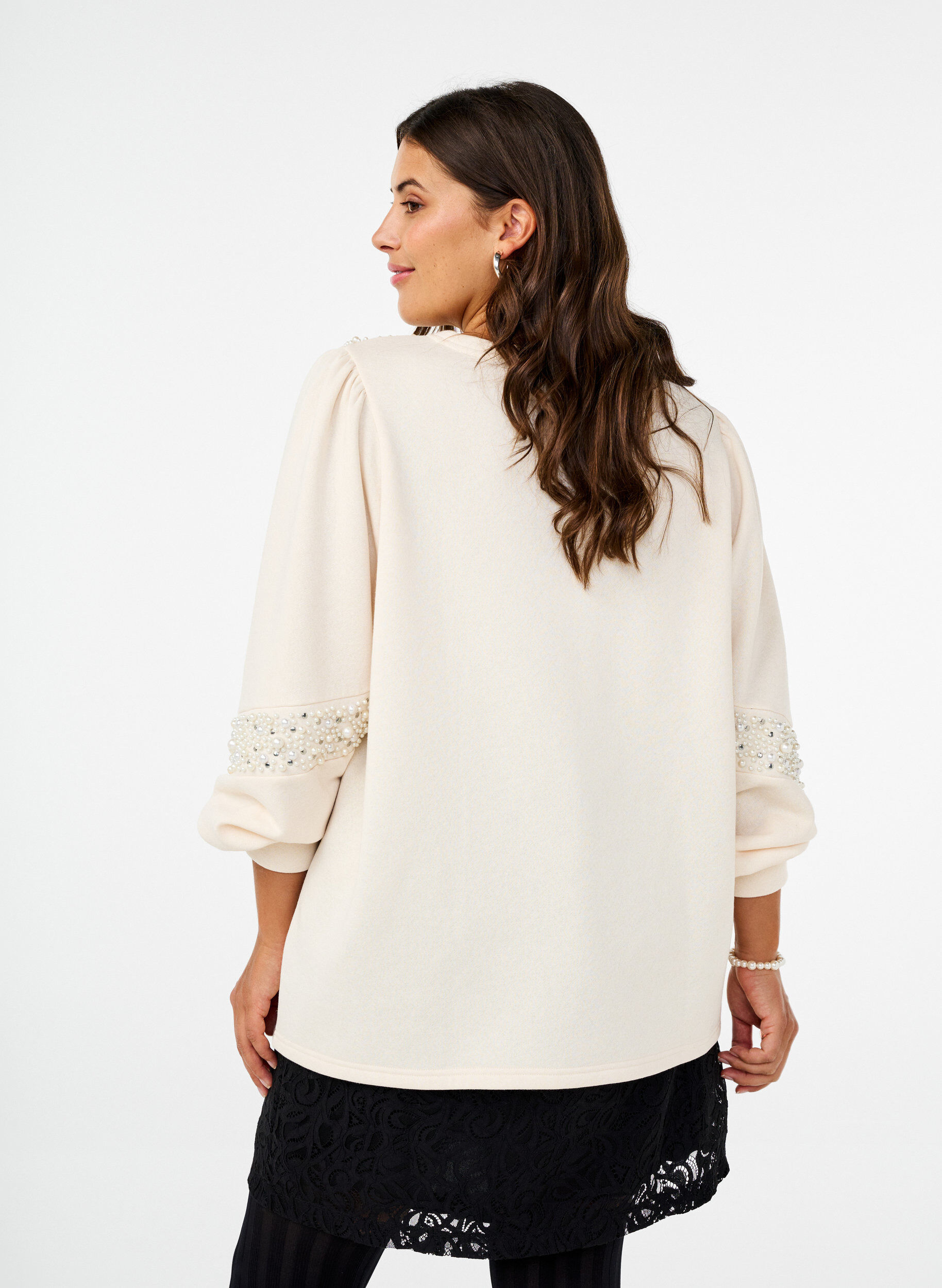 Zizzi Sweatshirt met pareldetails, Buttercream, Model image number 1