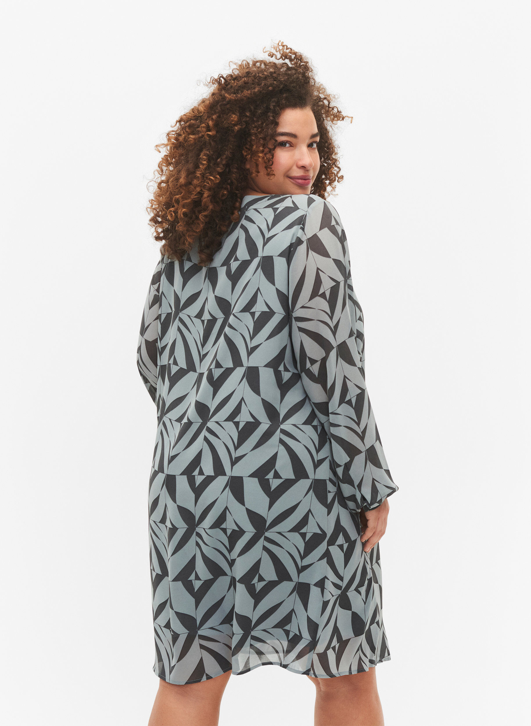 Zizzi Lange mouw jurk met V-hals, Graphic Leaf, Model image number 1