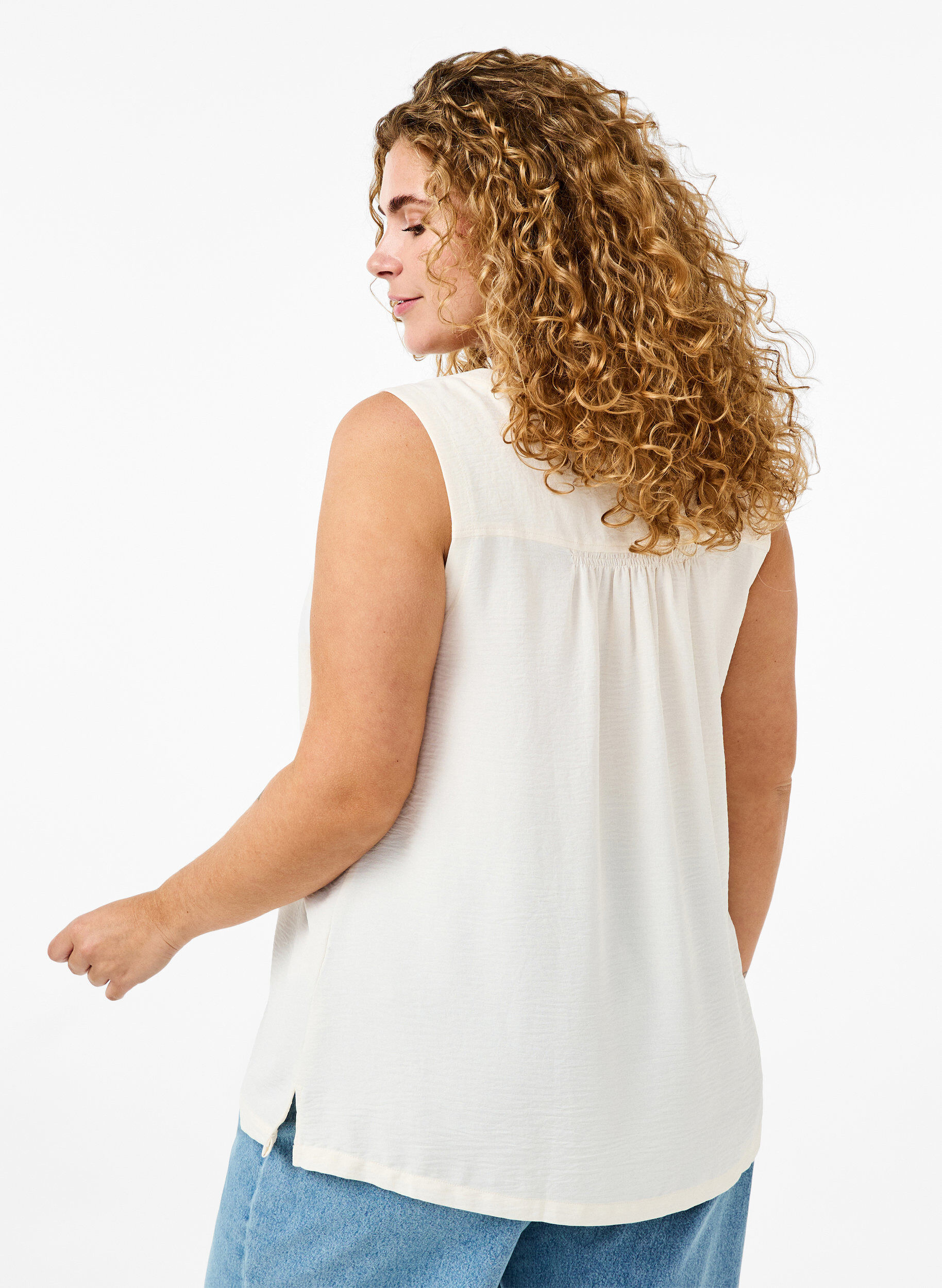 Zizzi Mouwloze top met kreukeffecten, Vanille, Model image number 2