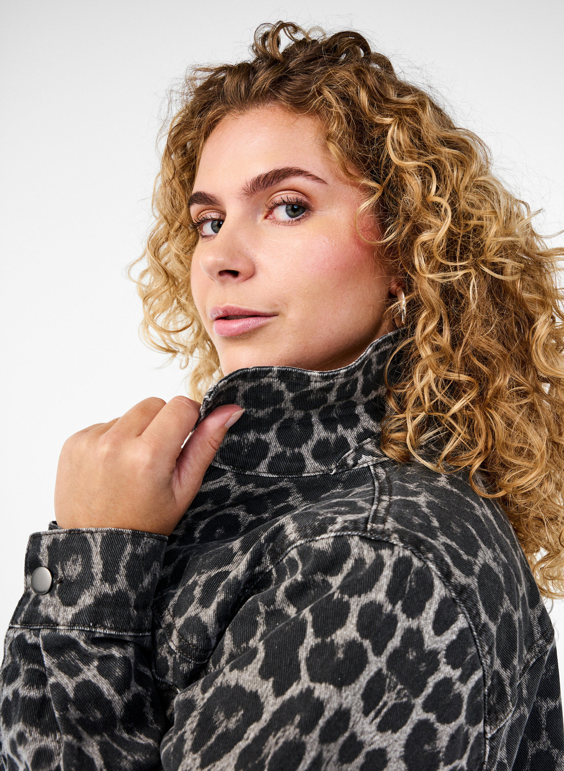 Zizzi Luipaardprint denim shirt met knopen, Grijs, Model image number 4