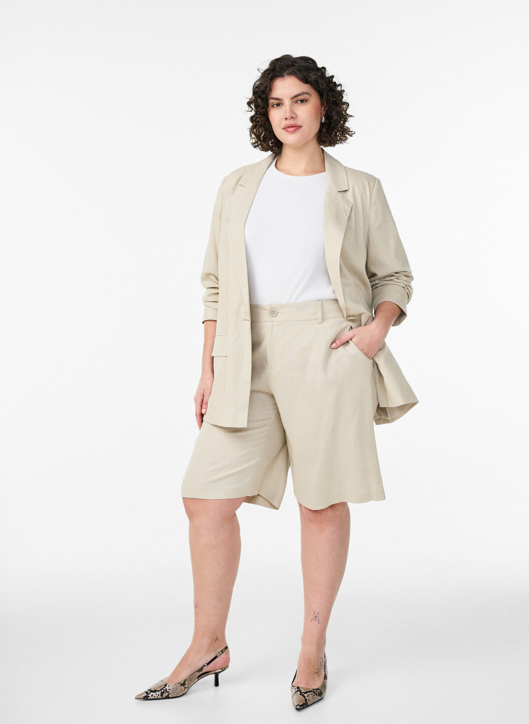 Zizzi Bermuda shorts met hoge taille in linnen en viscose, Beige, Model image number 1