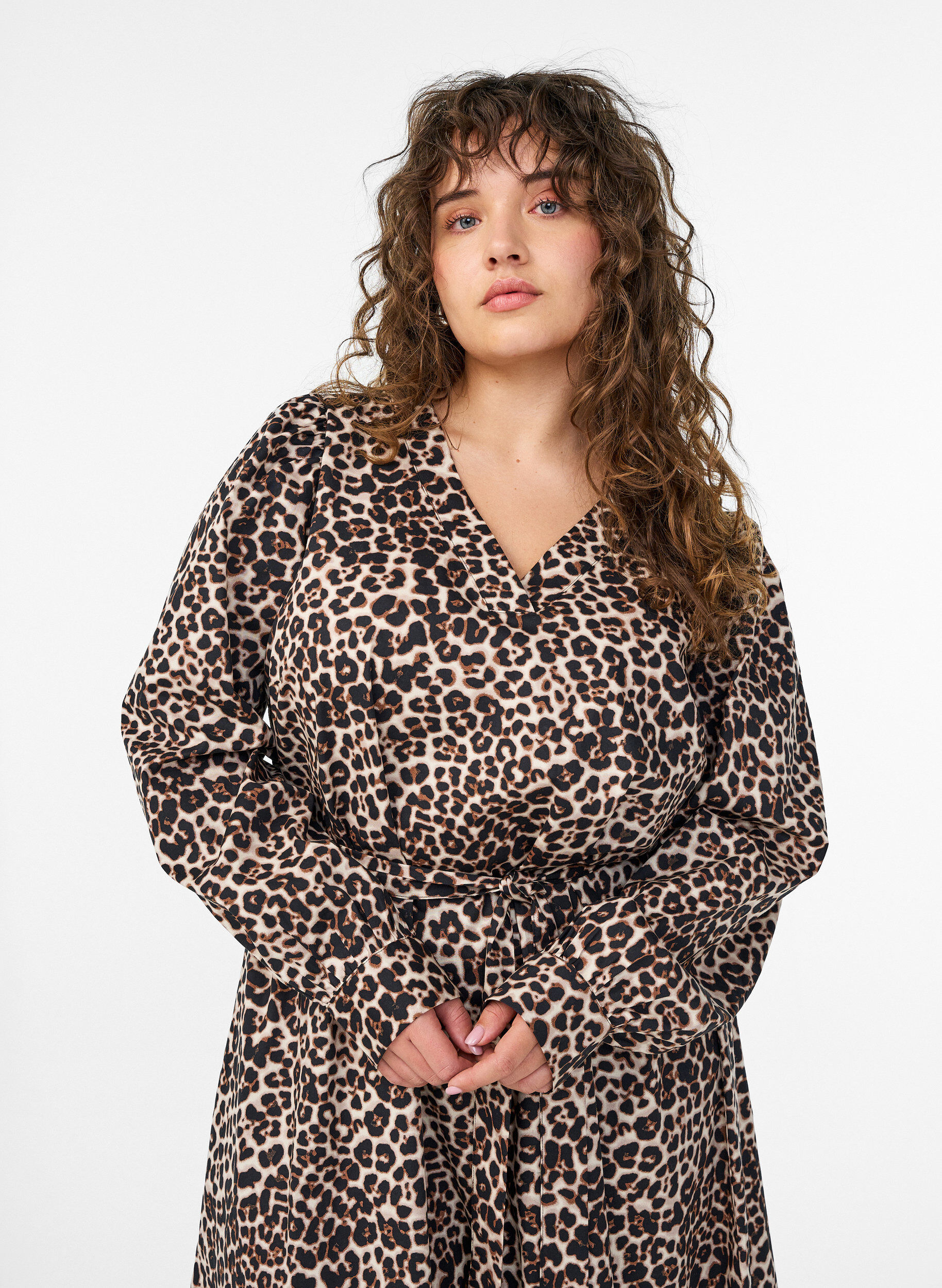 Zizzi Jurk in biologisch katoen met strikceintuur, Bruin, Model image number 2