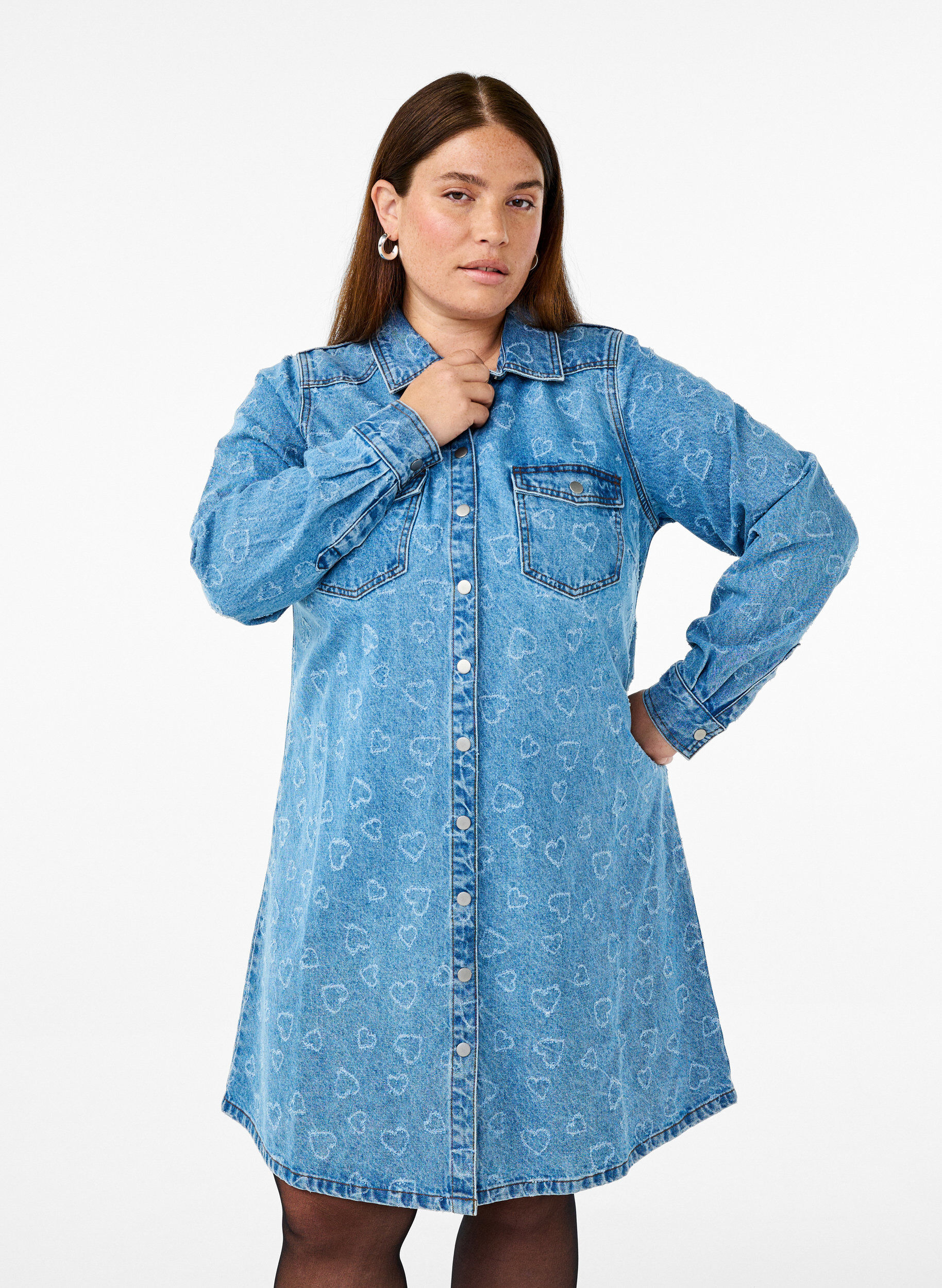 Zizzi Denim jurk met hartjespatroon, Blauw, Model image number 0