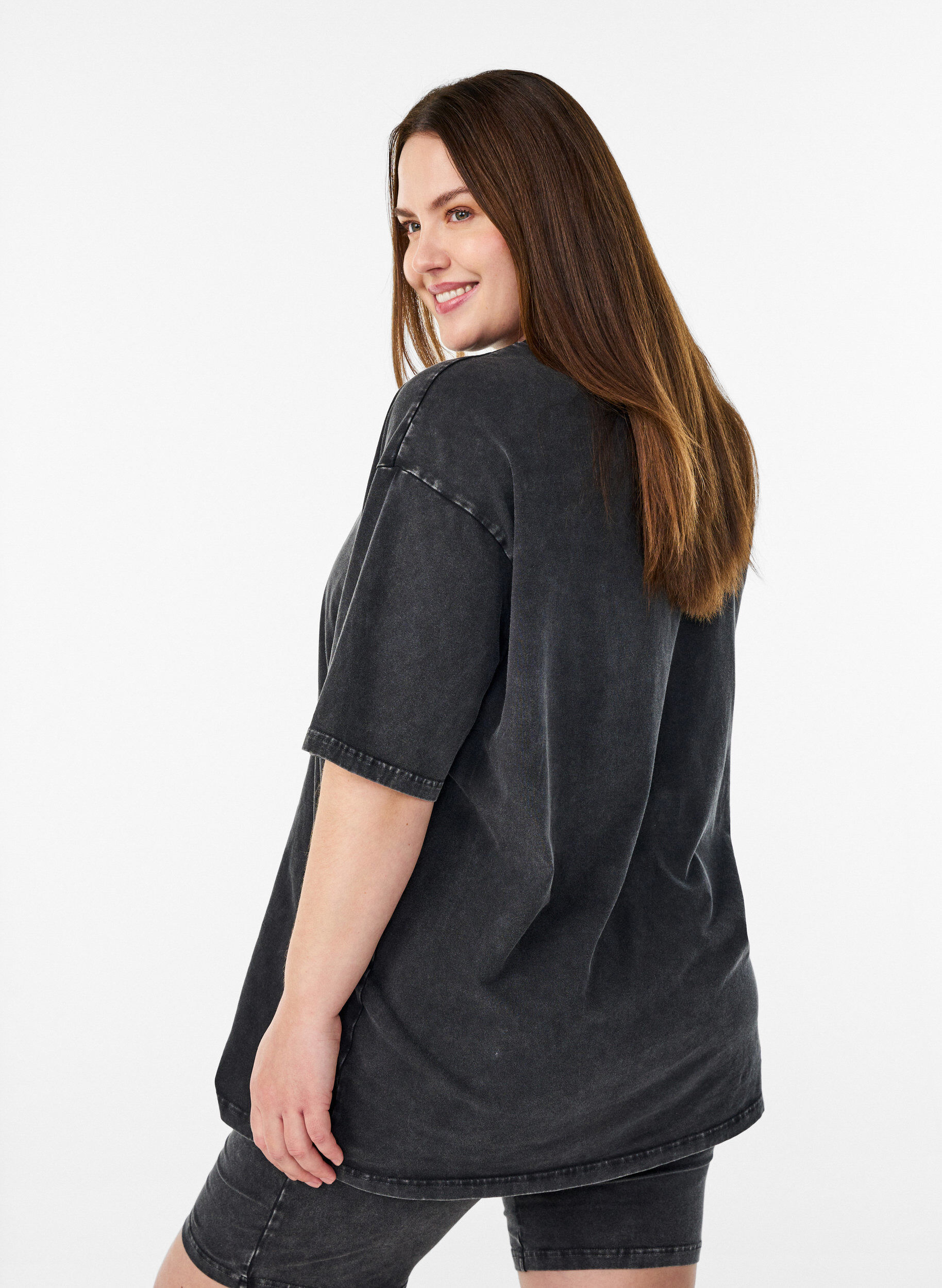 Zizzi Sporty katoenen T-shirt met een gewassen effect, Zwart, Model image number 2