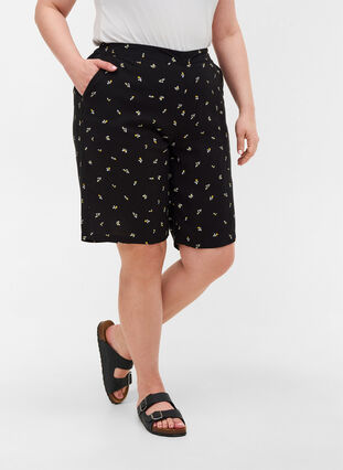 Bermuda shorts in viscose met print, Black AOP, Model image number 2
